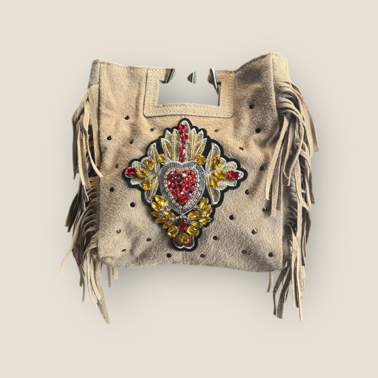 Bolsito ante beige con flecos y corazón