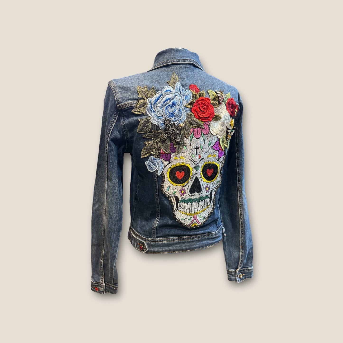 Chaqueta calavera catrina con flores y pedreria