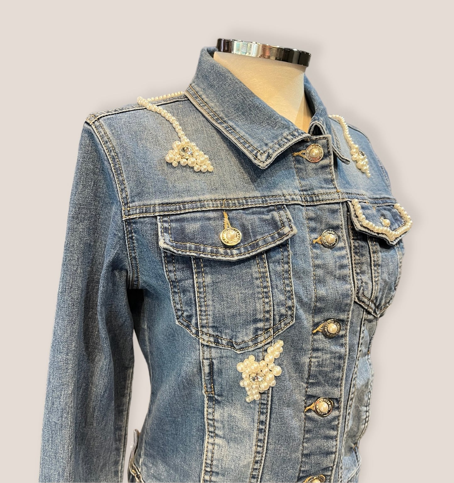 Chaqueta vaquera alas de ángel y perlas