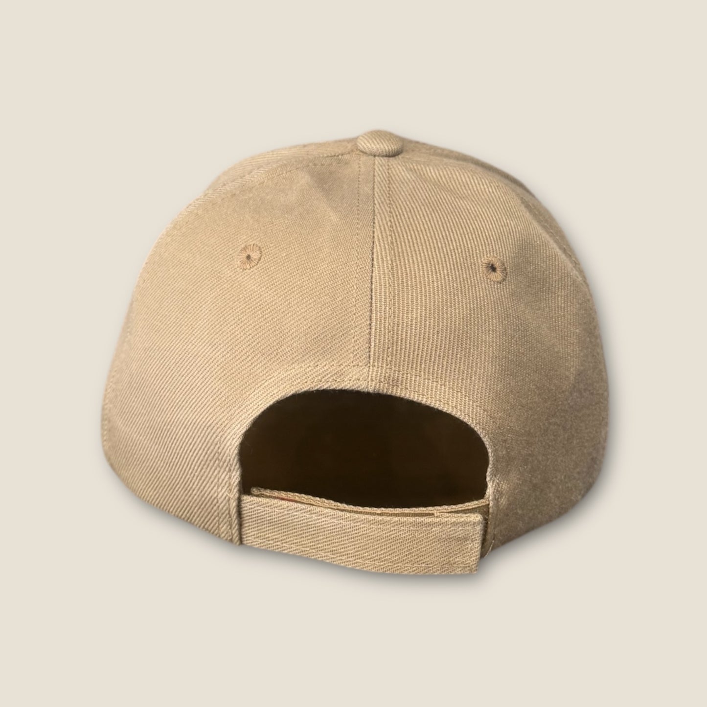 Gorra beige con corazon strass
