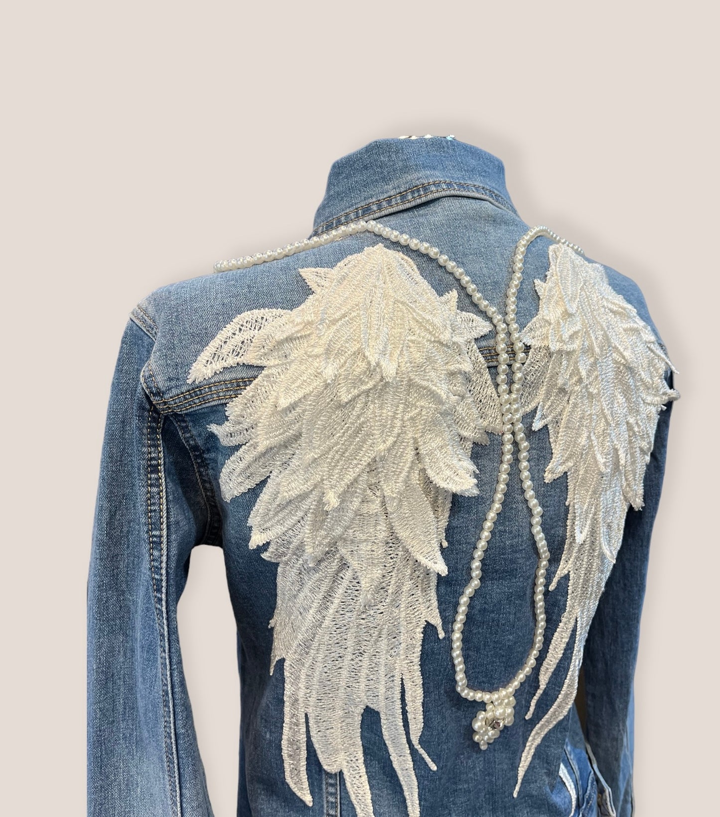 Chaqueta vaquera alas de ángel y perlas