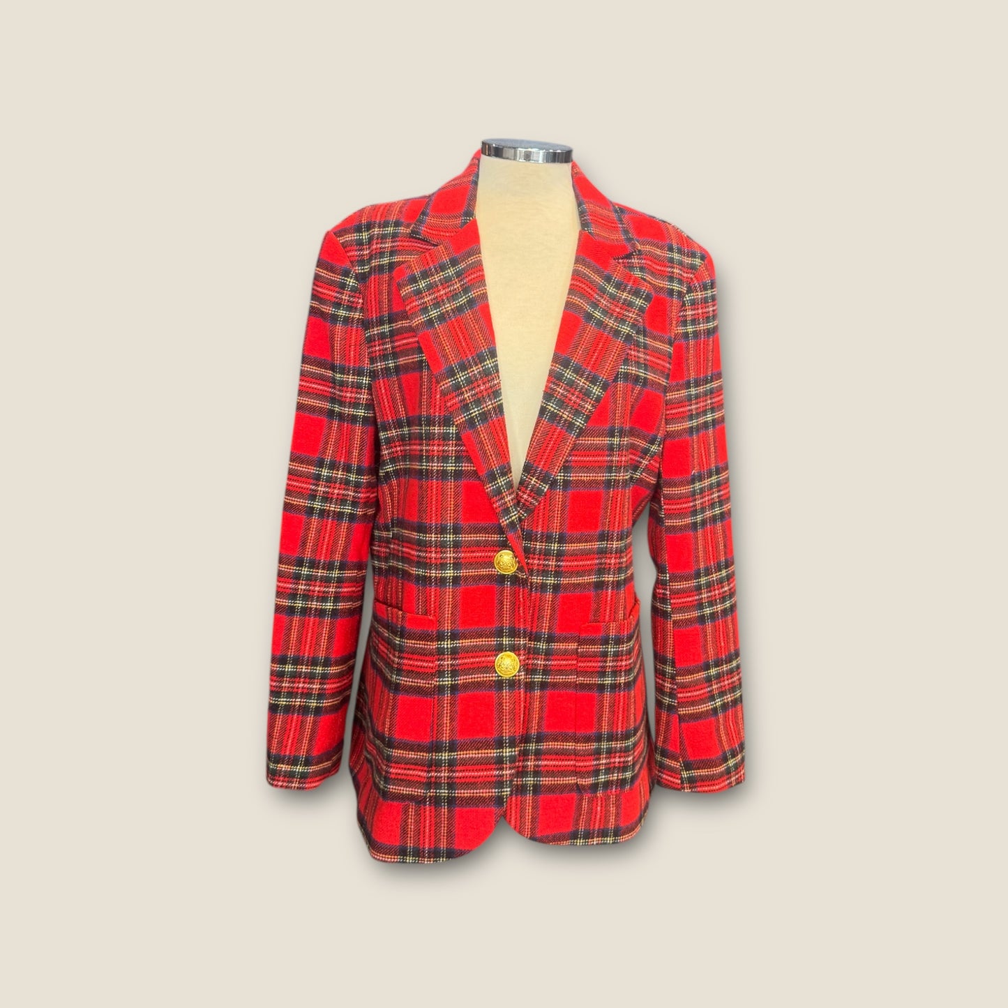 Blazer escocesa con alas negras y cruz de pedrería