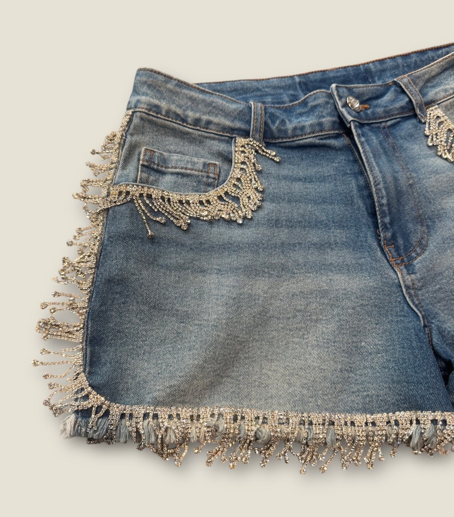 Pantalón corto bordeado con flecos de pedrería