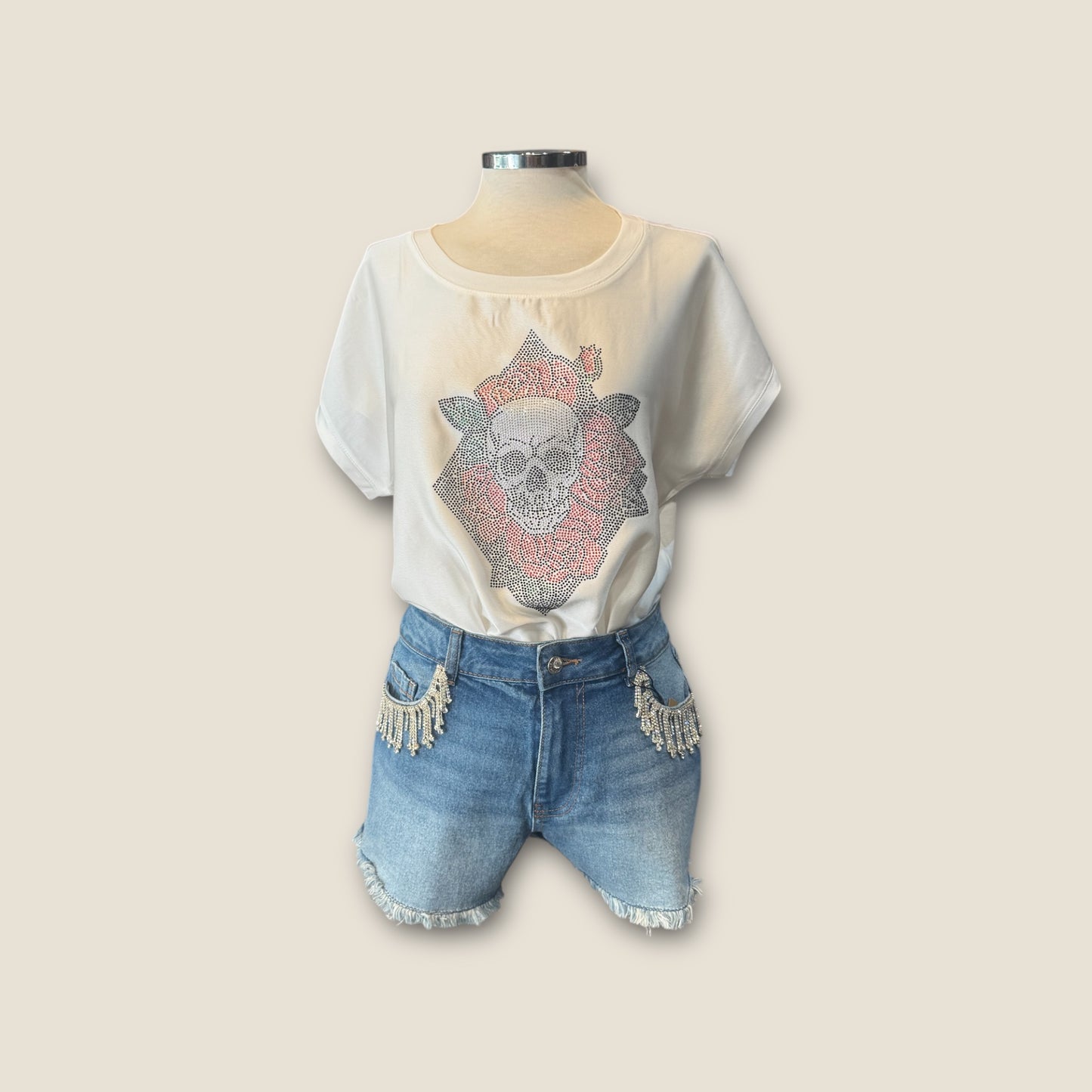 Pantalón corto vaquero con flecos de pedrería en bolsillos