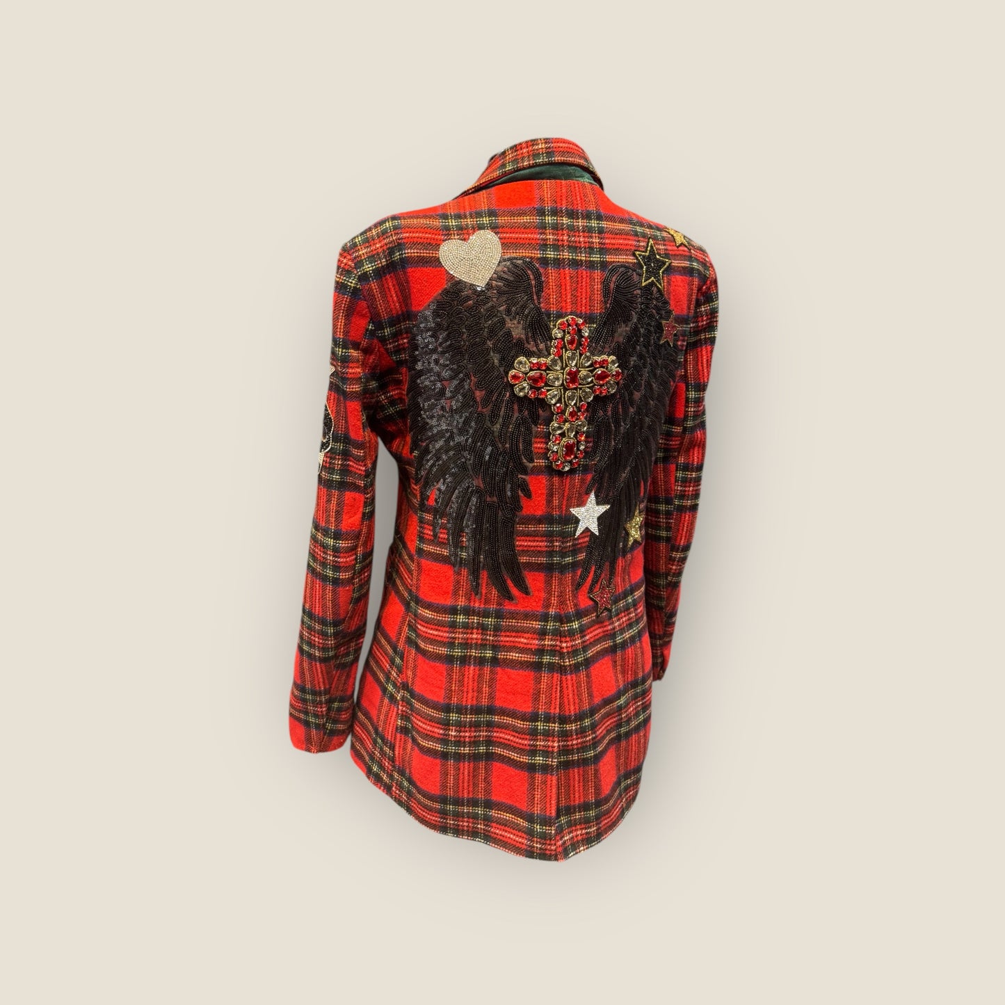 Chaqueta blazer escocesa con alas y cruz de pedrería y diferentes parches