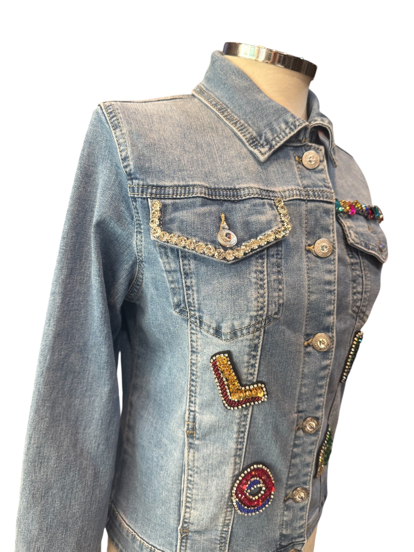 Chaqueta vaquera con flores y corazón