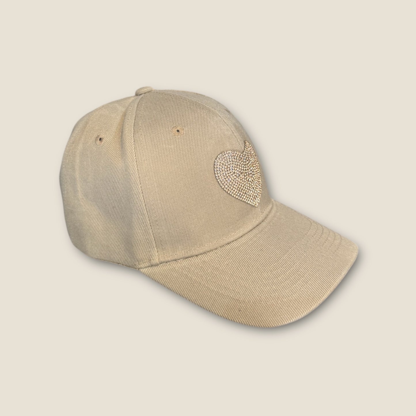 Gorra beige con corazon strass