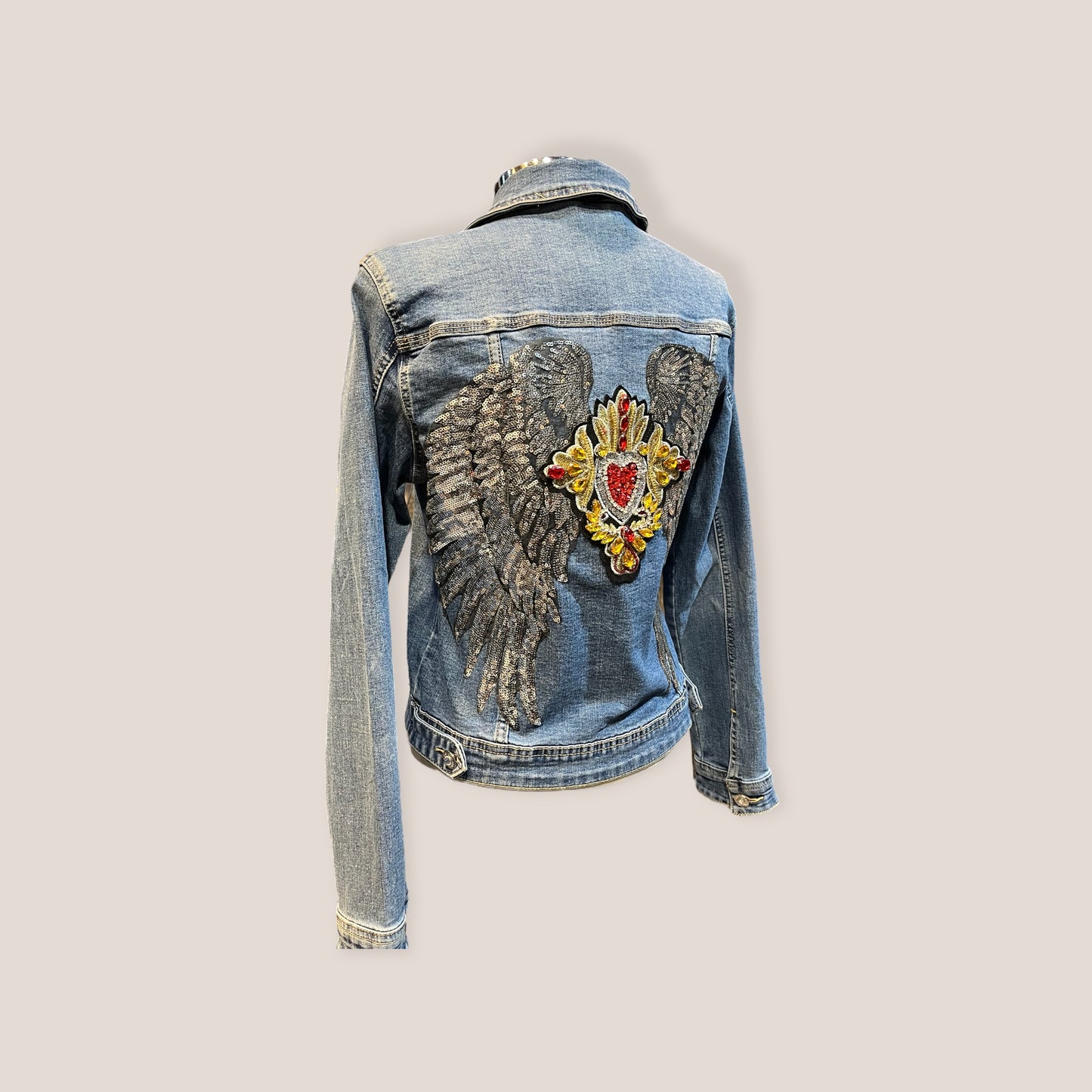 Chaqueta vaquera alas lentejuelas y Corazón pedreria