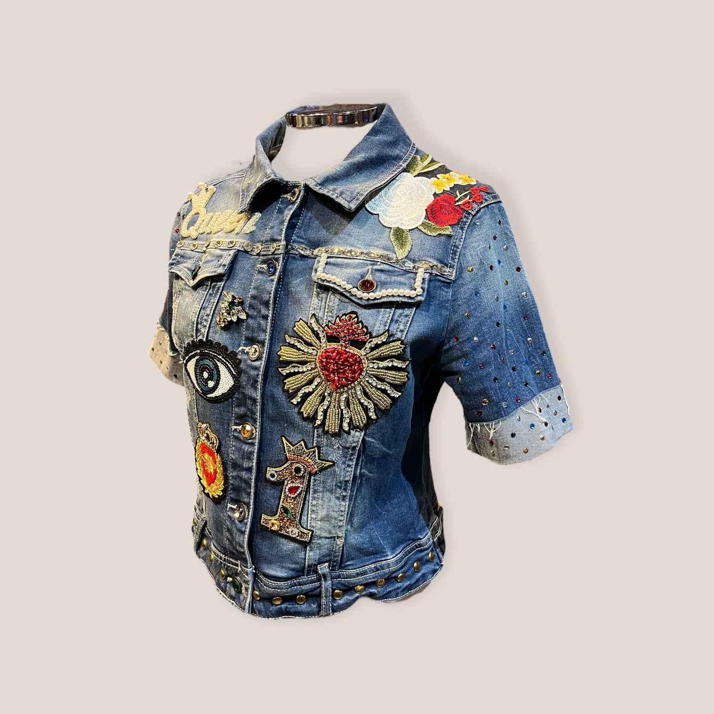 Chaqueta vaquera con calavera y gran cantidad de parches bordados y pedrería