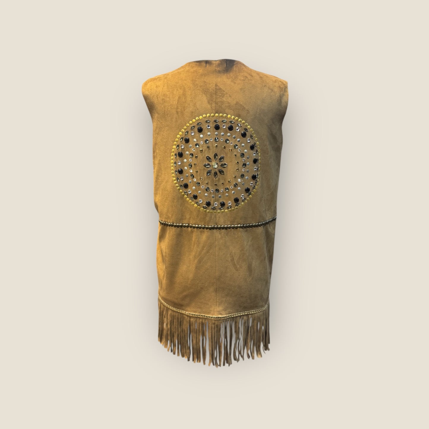 Chaleco de Ante Marrón con Mandala de Tachuelas y Flecos