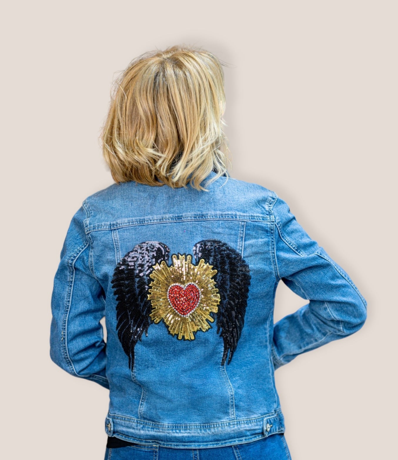 Chaqueta vaquera alas negras de lentejuelas y Corazón pedreria