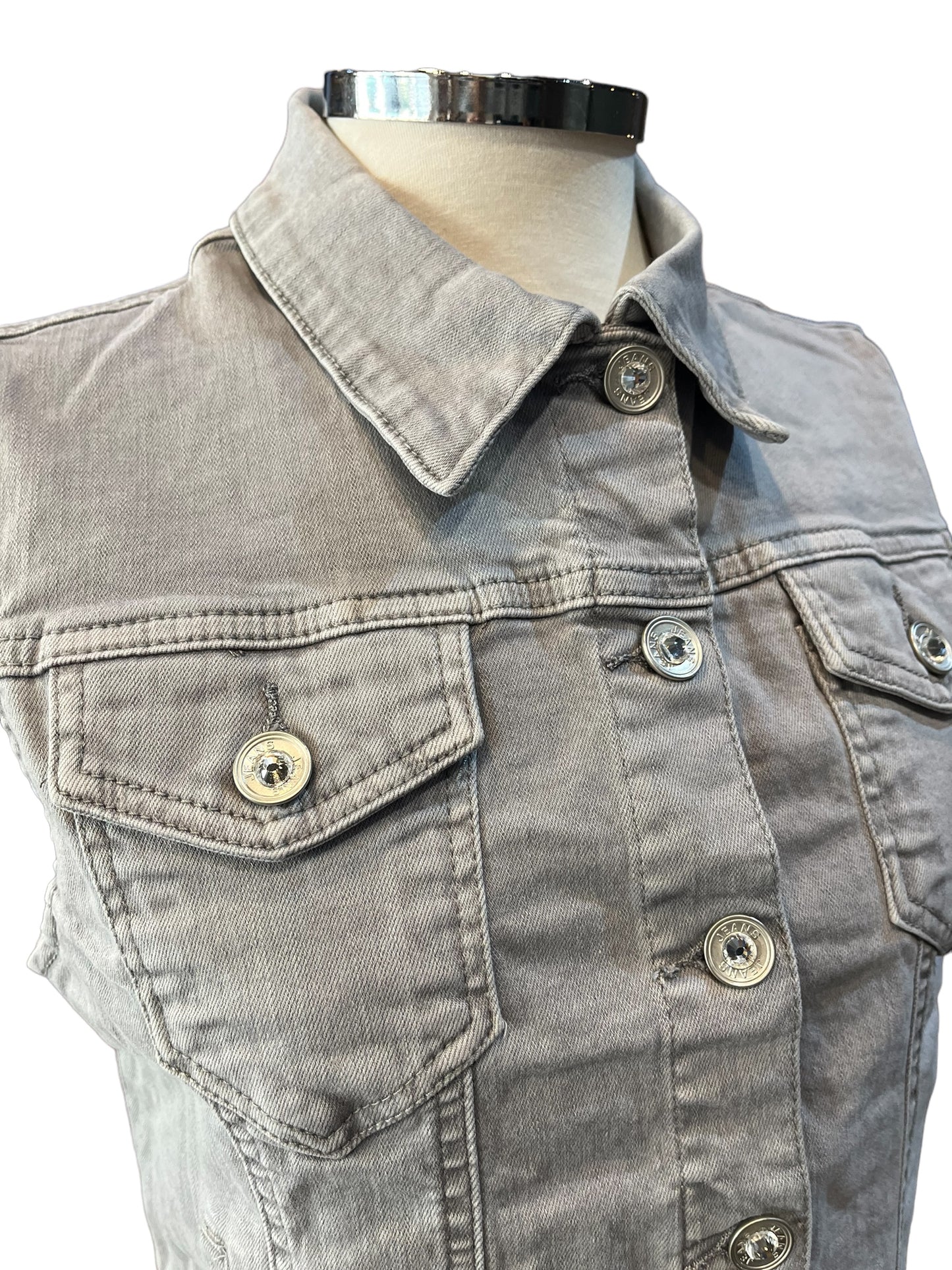 Chaleco vaquero gris con alas y corazón