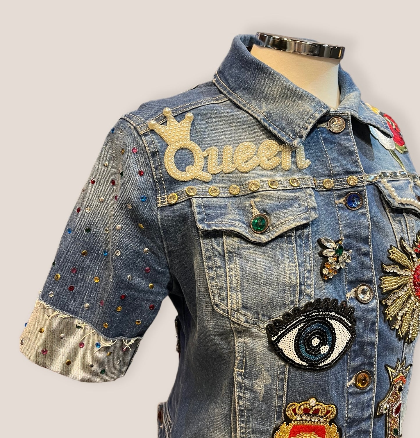Chaqueta vaquera con calavera y gran cantidad de parches bordados y pedrería