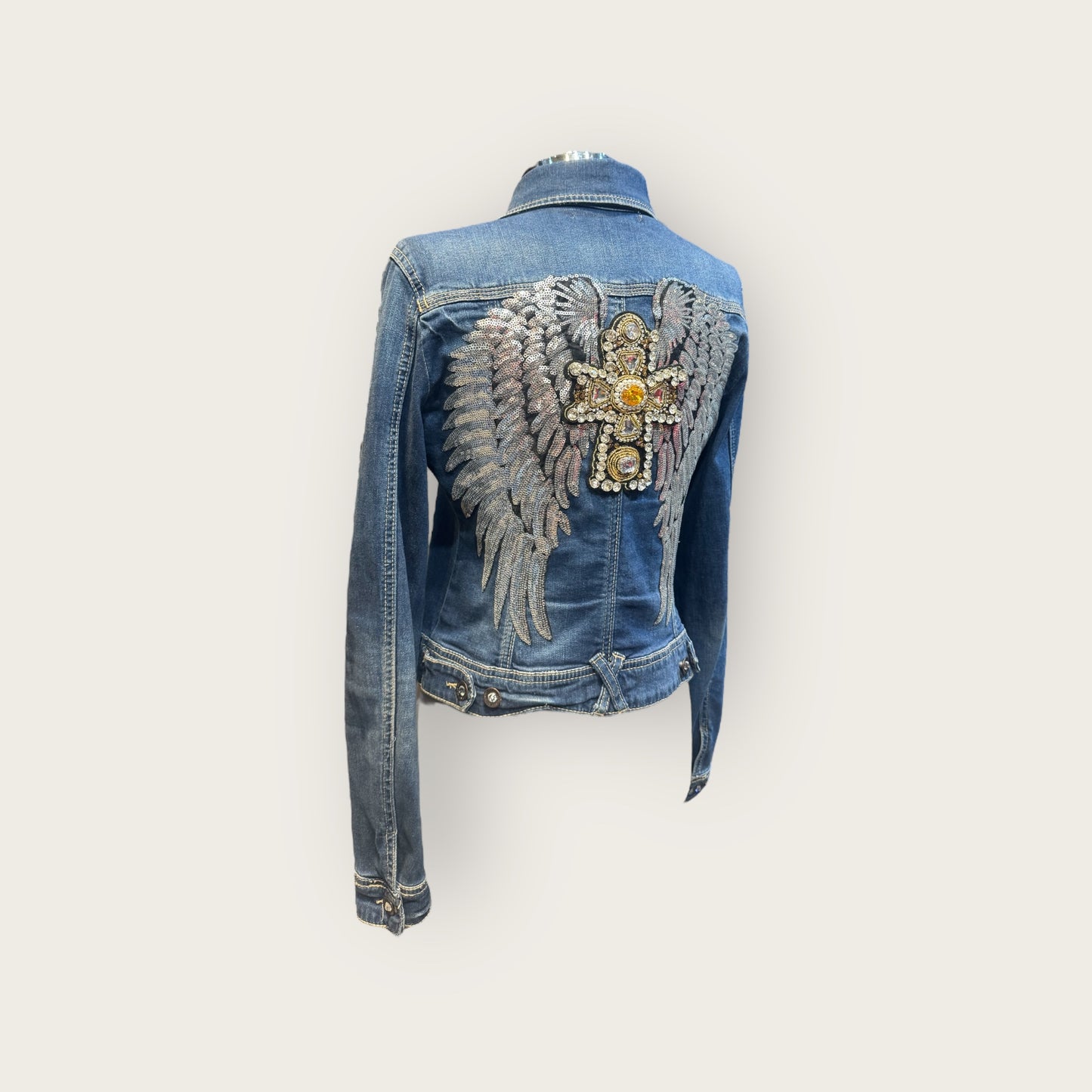 Chaqueta vaquera alas con cruz de pedrería