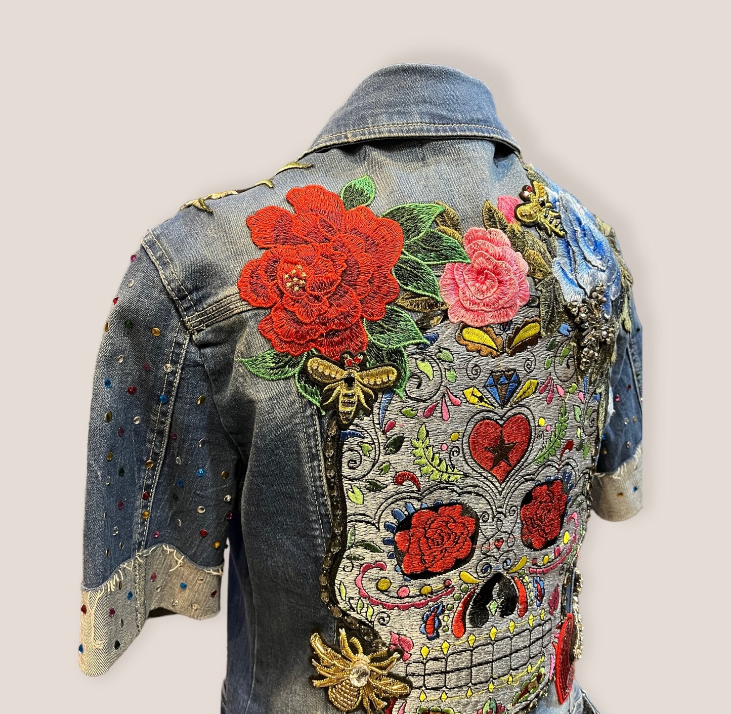 Chaqueta vaquera con calavera y gran cantidad de parches bordados y pedrería