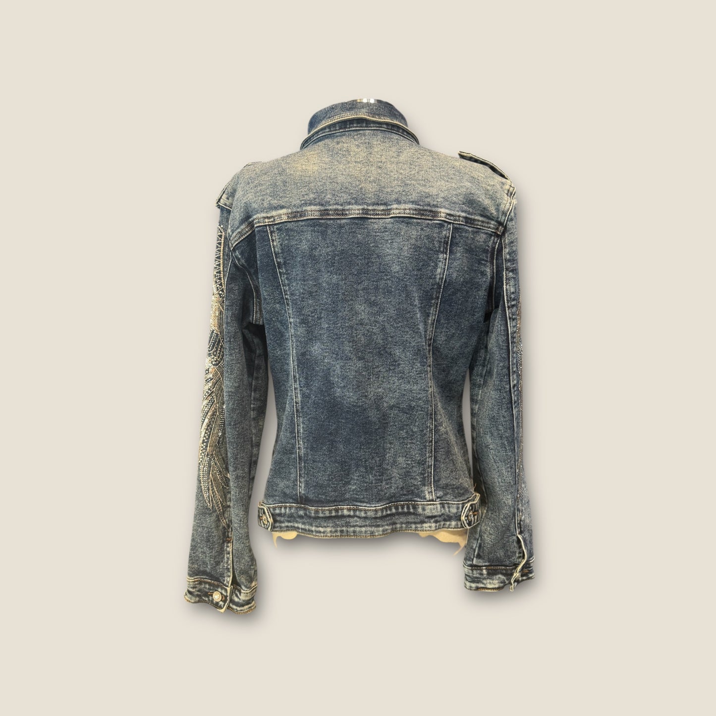 Chaqueta vaquera con alas bordadas en mangas