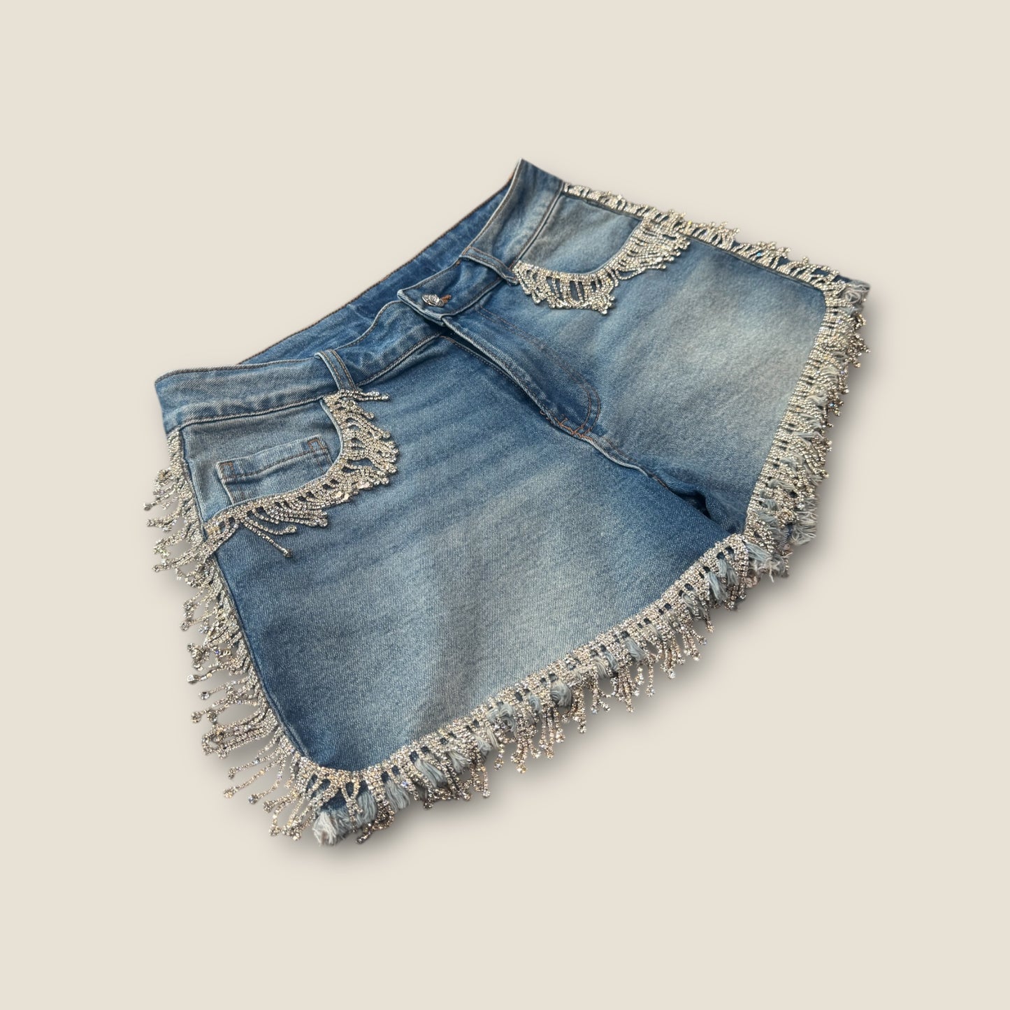 Pantalón corto bordeado con flecos de pedrería