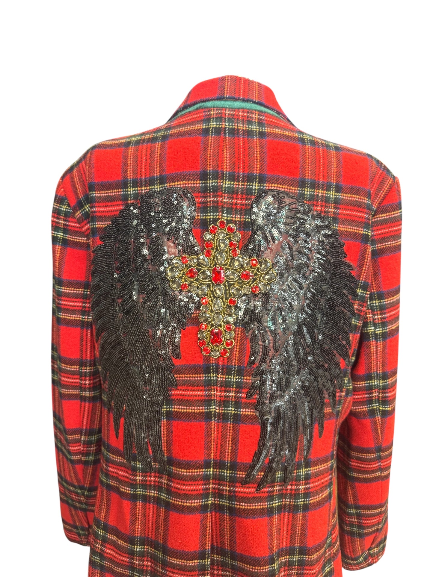 Blazer escocesa con alas negras y cruz de pedrería
