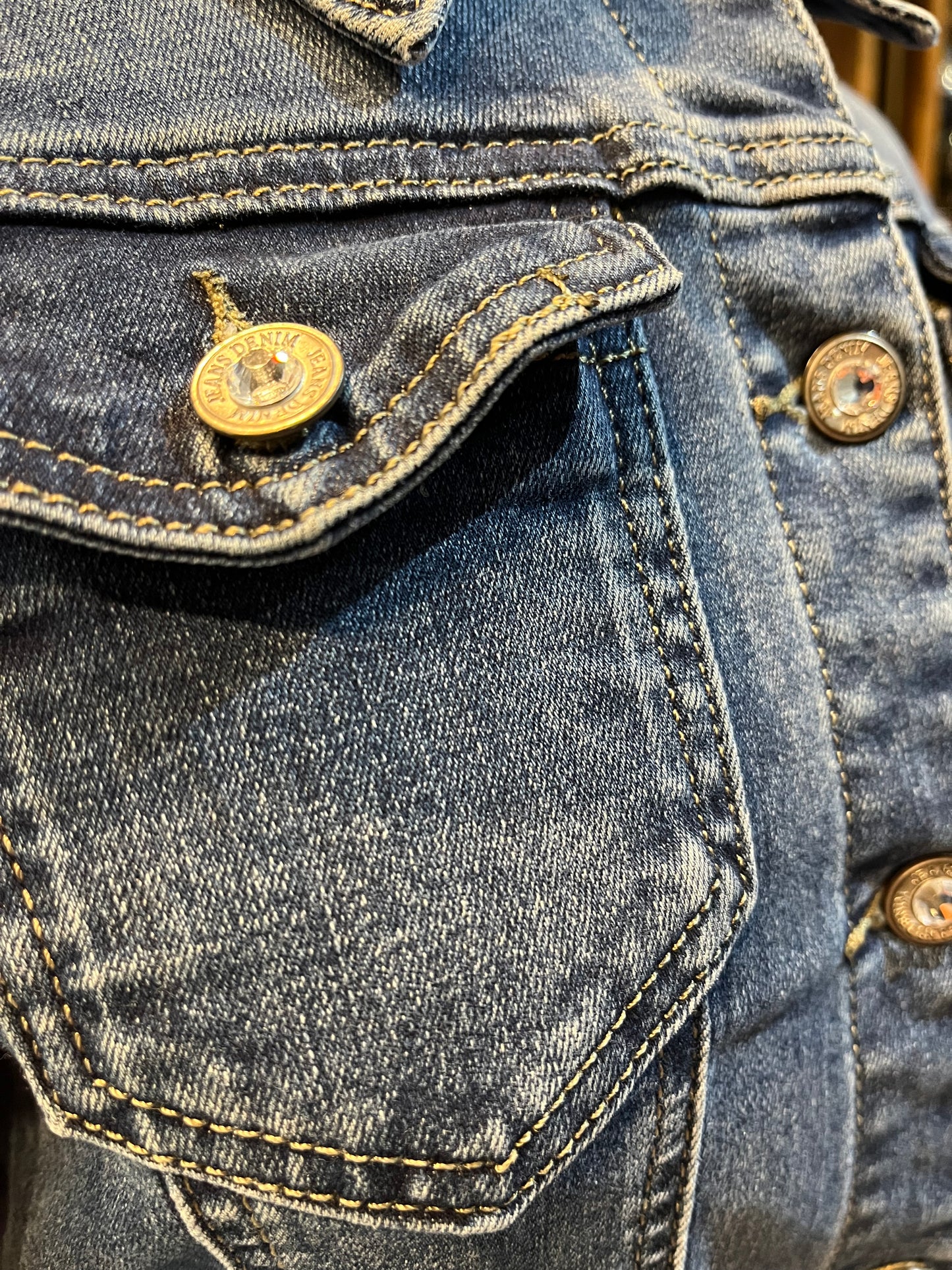 Chaqueta vaquera con flecos largos de pedreria