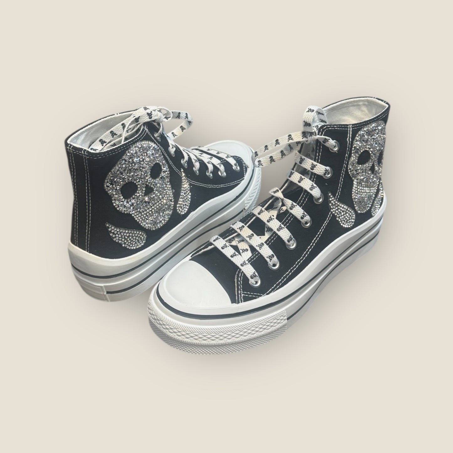 Zapatillas de lona con calavera y alas de strass