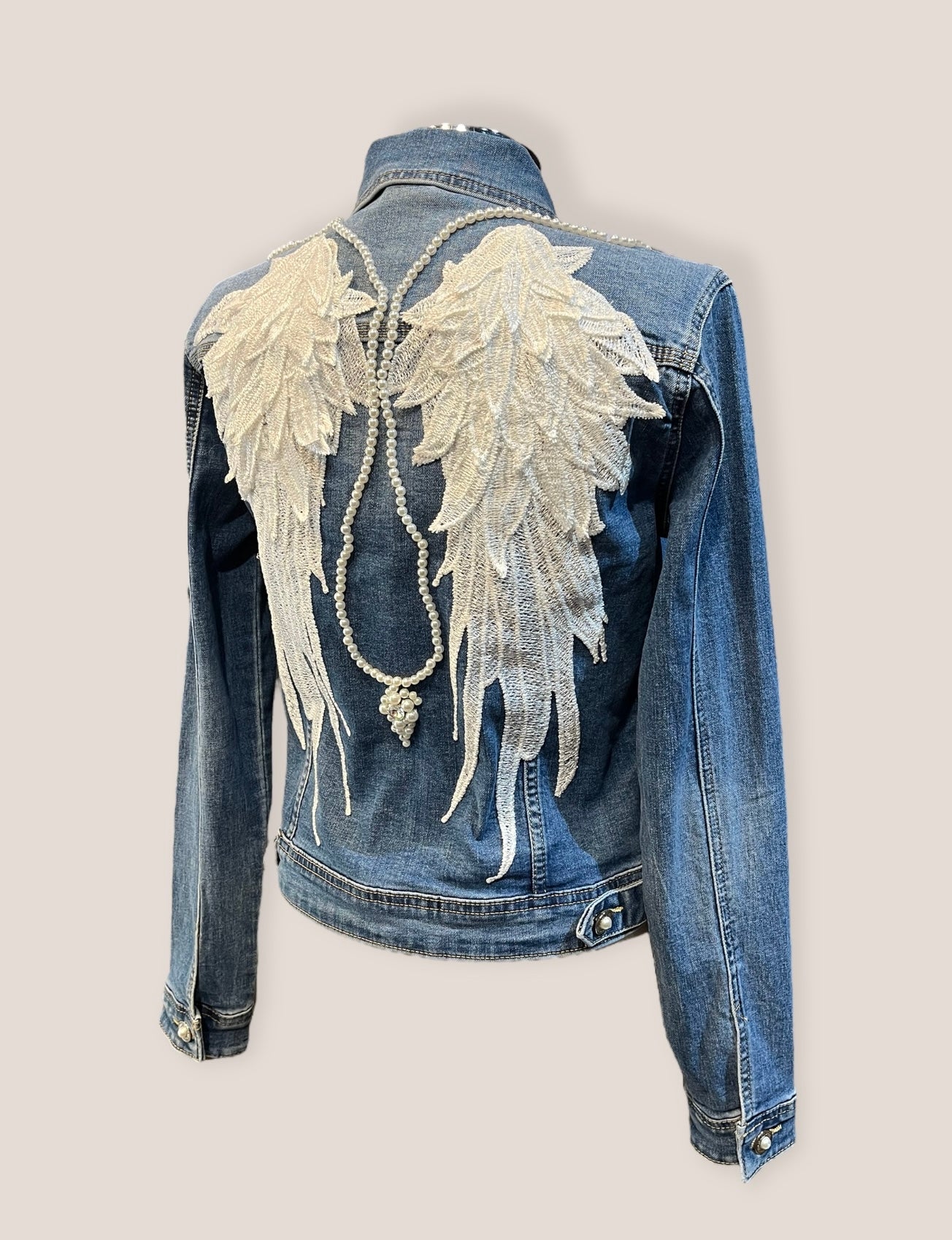 Chaqueta vaquera alas de ángel y perlas