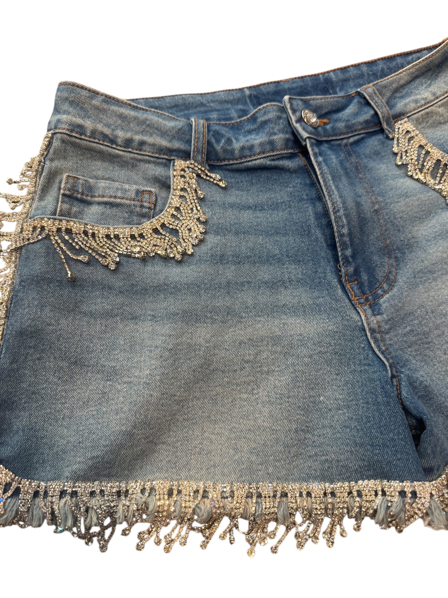 Pantalón corto bordeado con flecos de pedrería