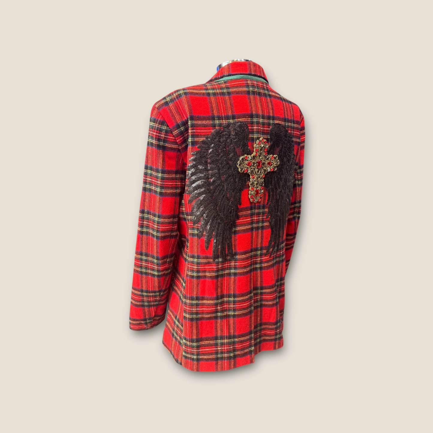 Blazer escocesa con alas negras y cruz de pedrería