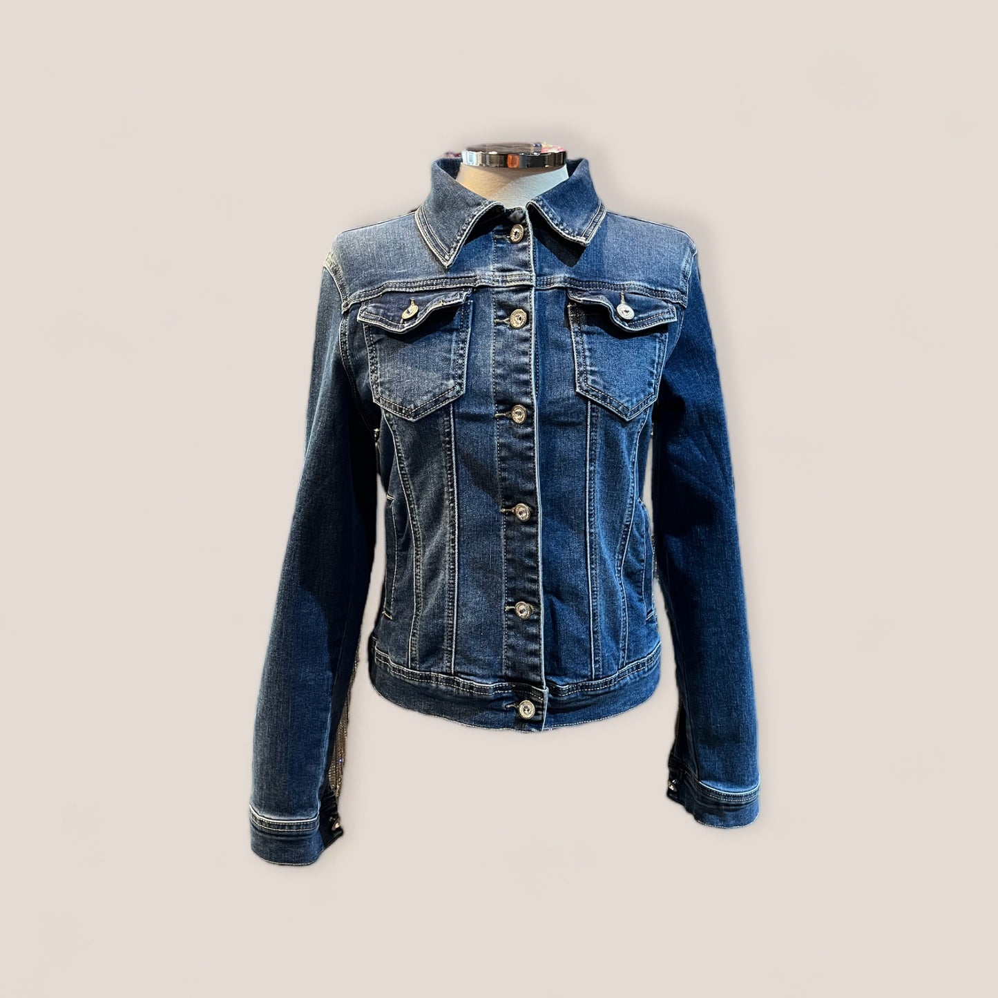 Chaqueta vaquera con flecos largos de pedreria