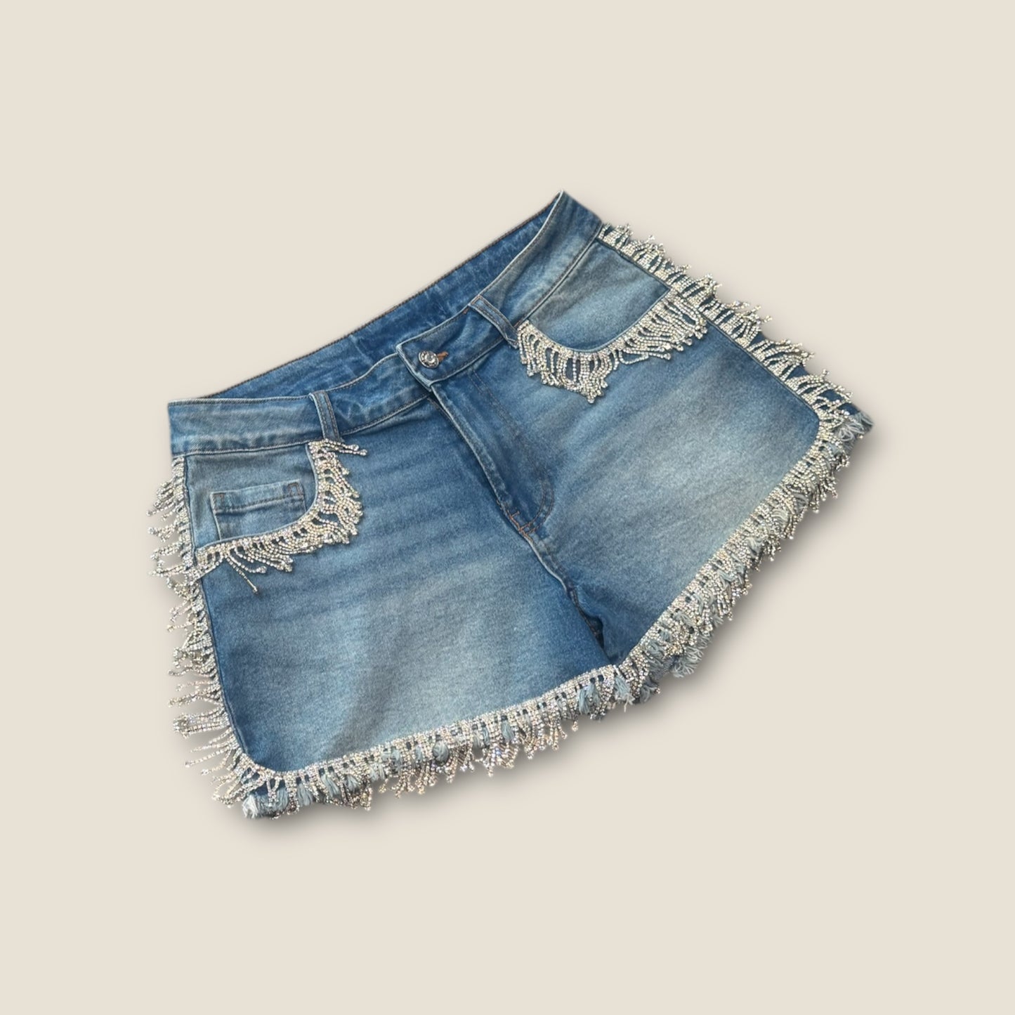 Pantalón corto bordeado con flecos de pedrería