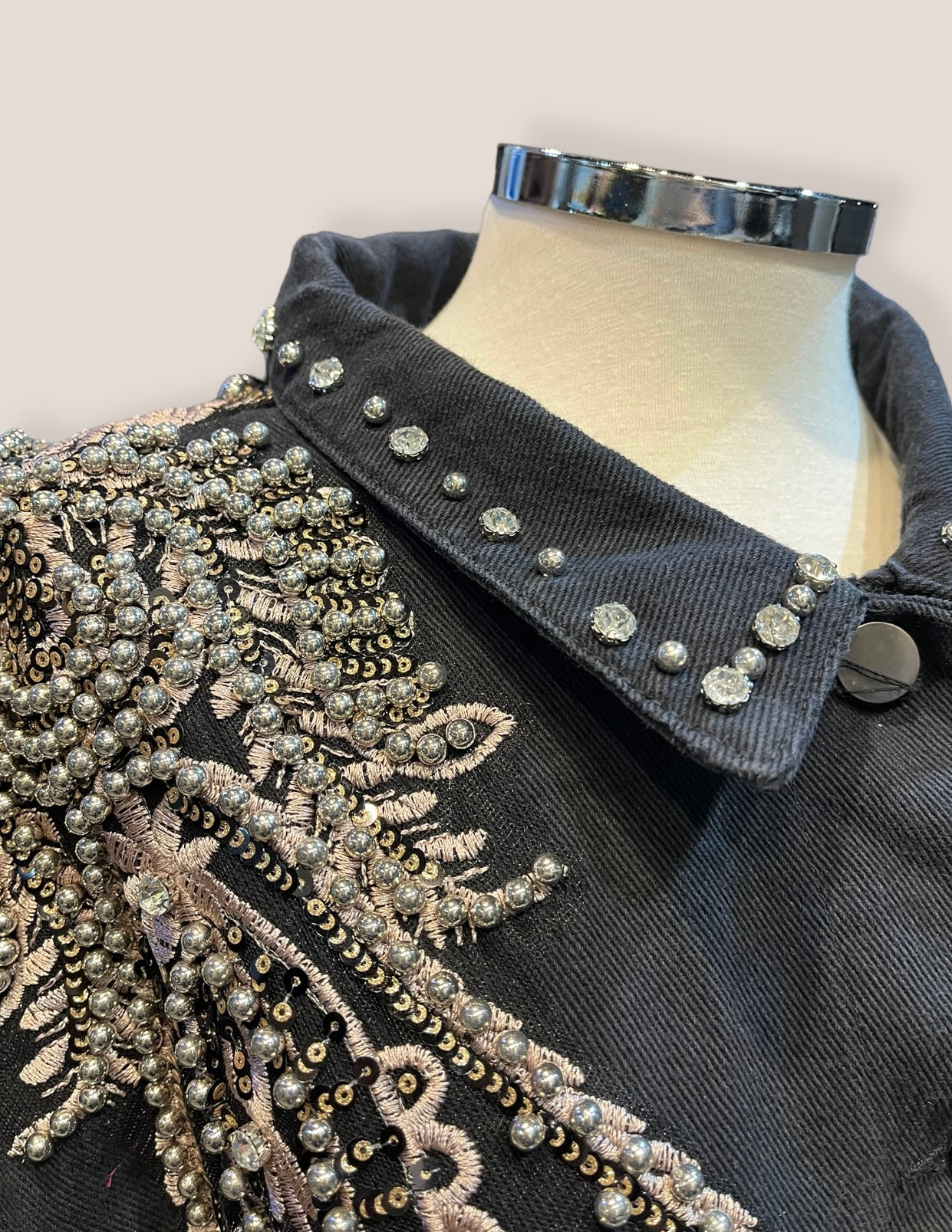 Chaqueta vaquera negra bordada