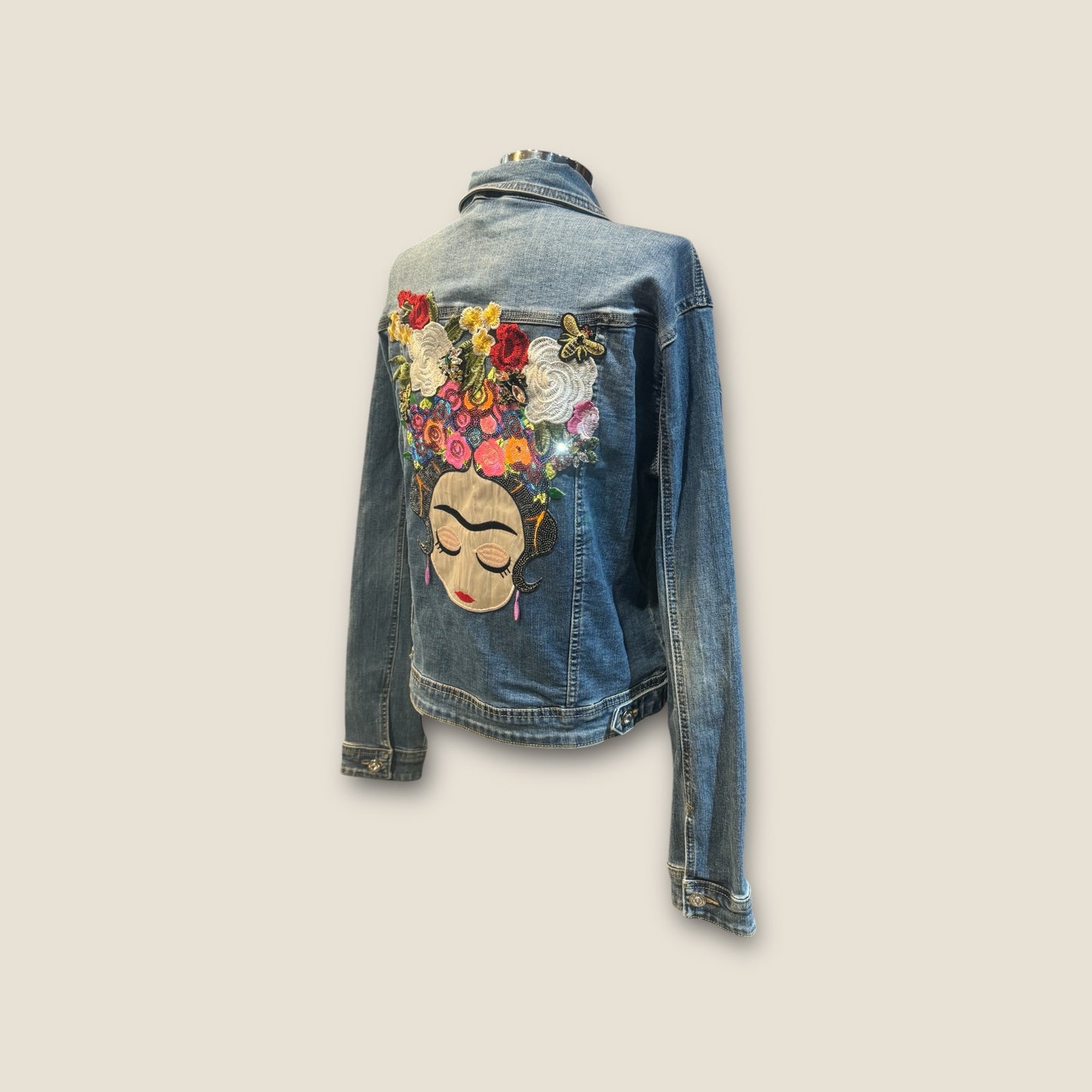 Chaqueta Frida con flores y pedreria