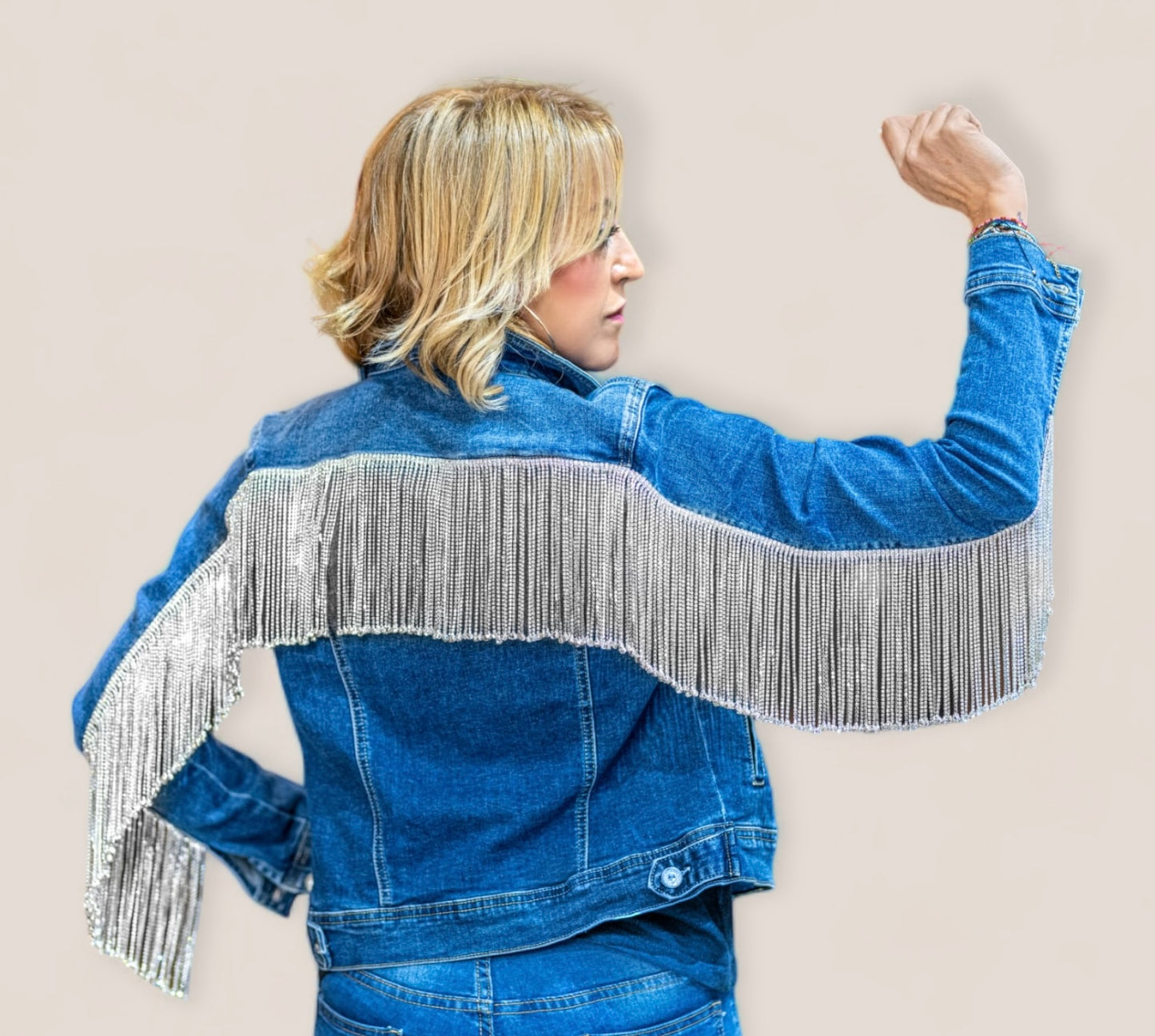 Chaqueta vaquera con flecos largos de pedreria