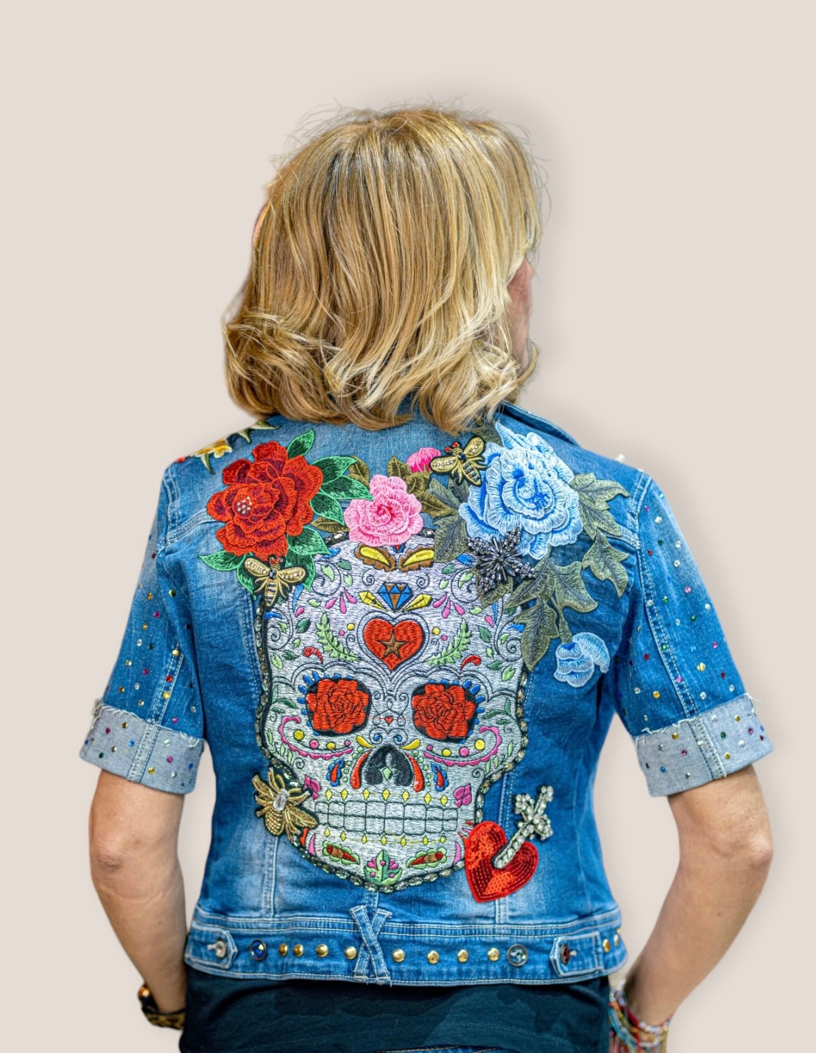 Chaqueta vaquera con calavera y gran cantidad de parches bordados y pedrería