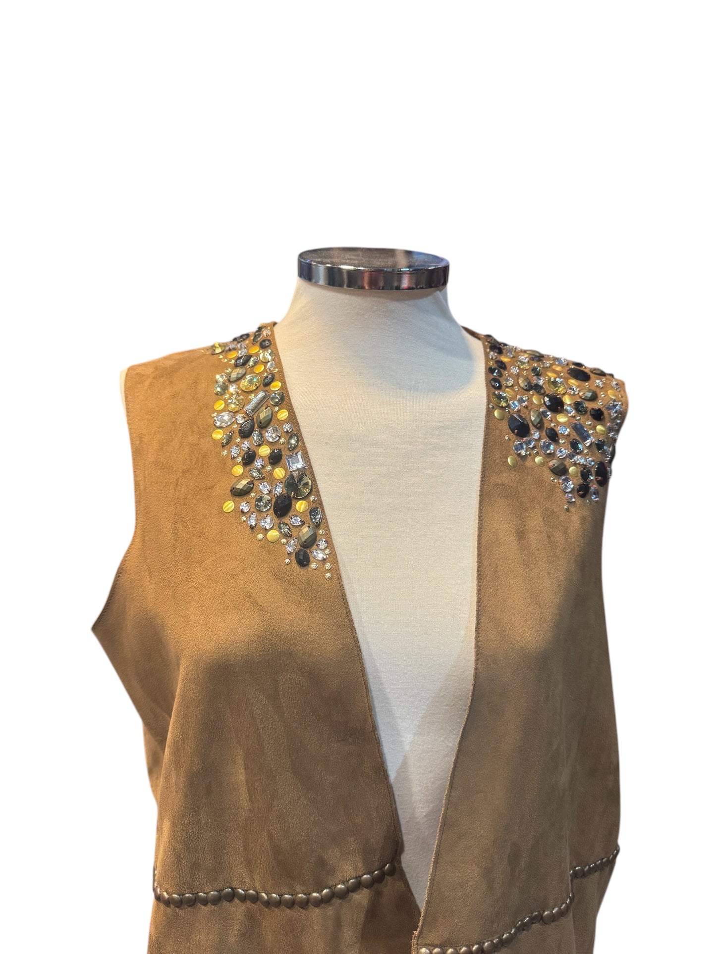 Chaleco de Ante Marrón con Mandala de Tachuelas y Flecos