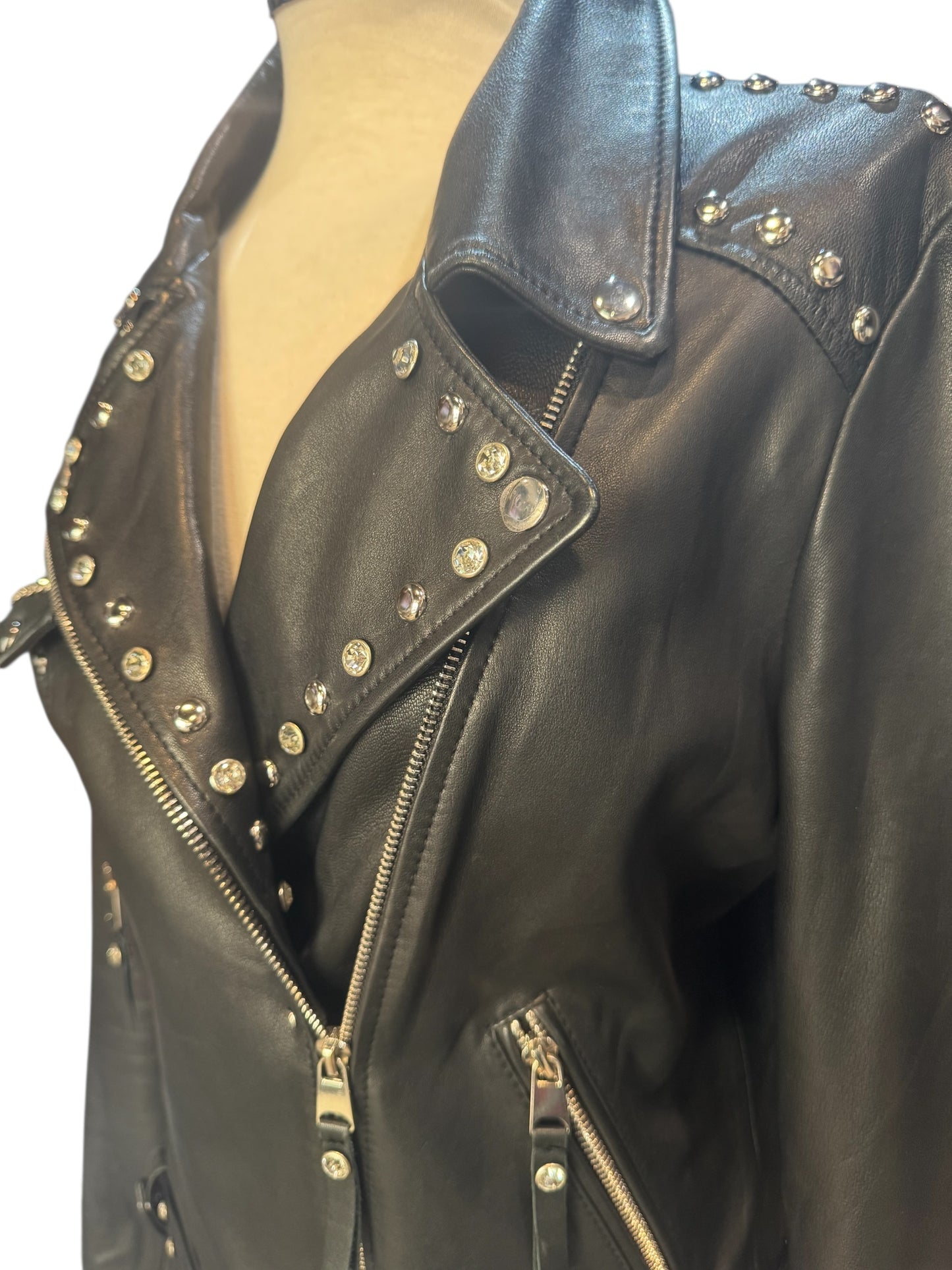 Biker cuero con cruz de pedrería y remaches