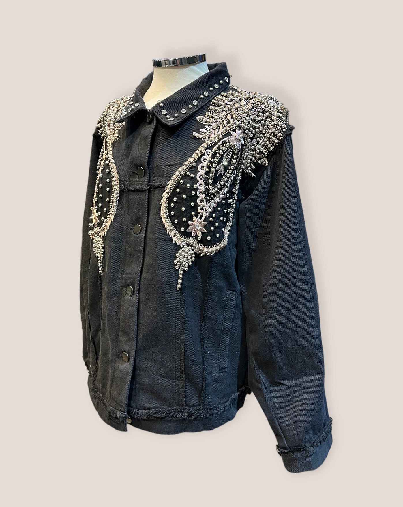 Chaqueta vaquera negra bordada