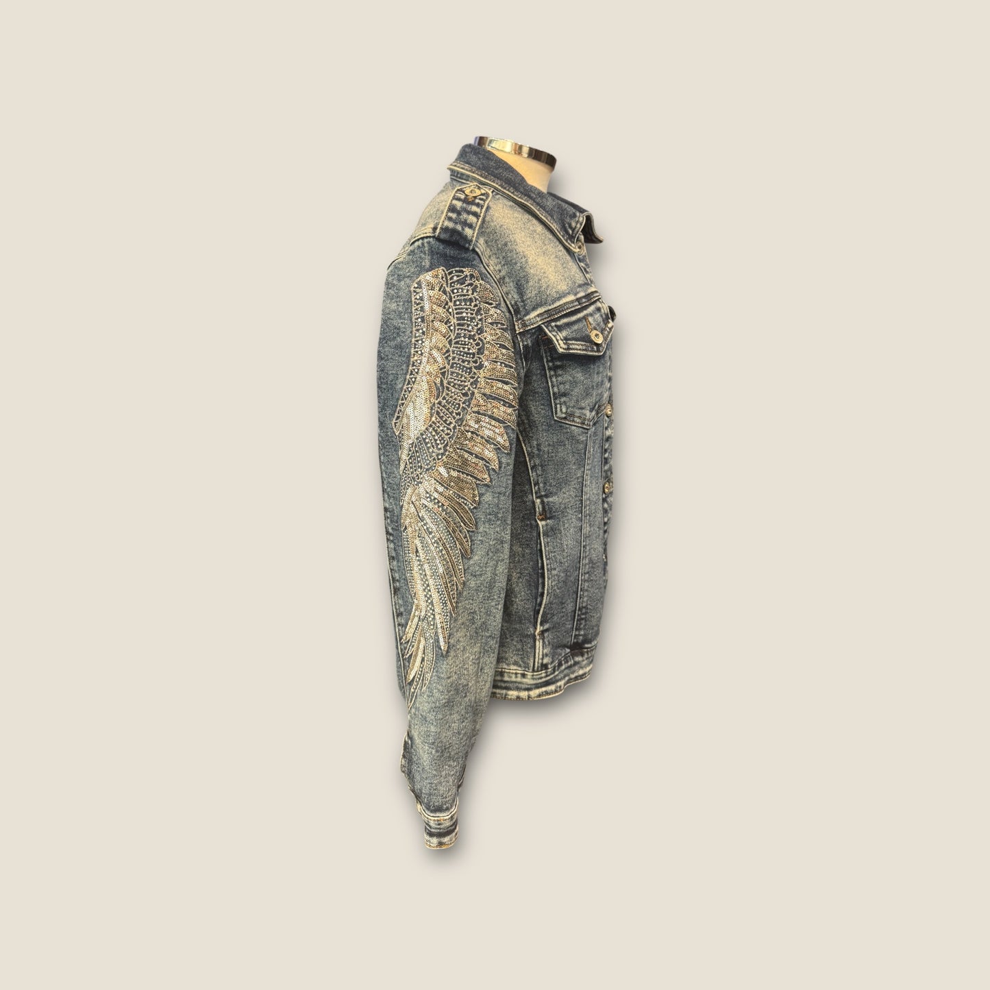 Chaqueta vaquera con alas bordadas en mangas