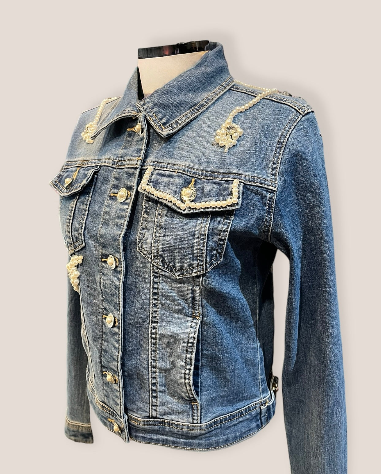 Chaqueta vaquera alas de ángel y perlas