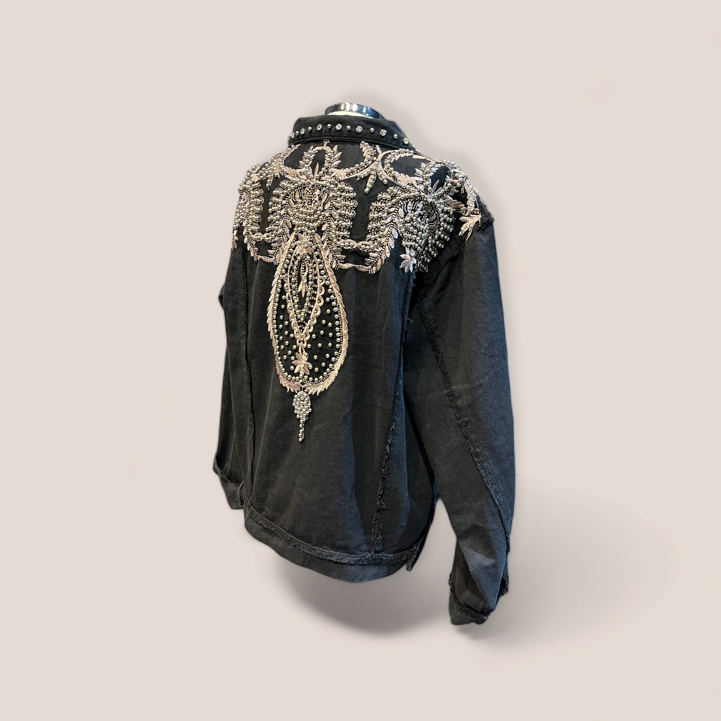 Chaqueta vaquera negra bordada