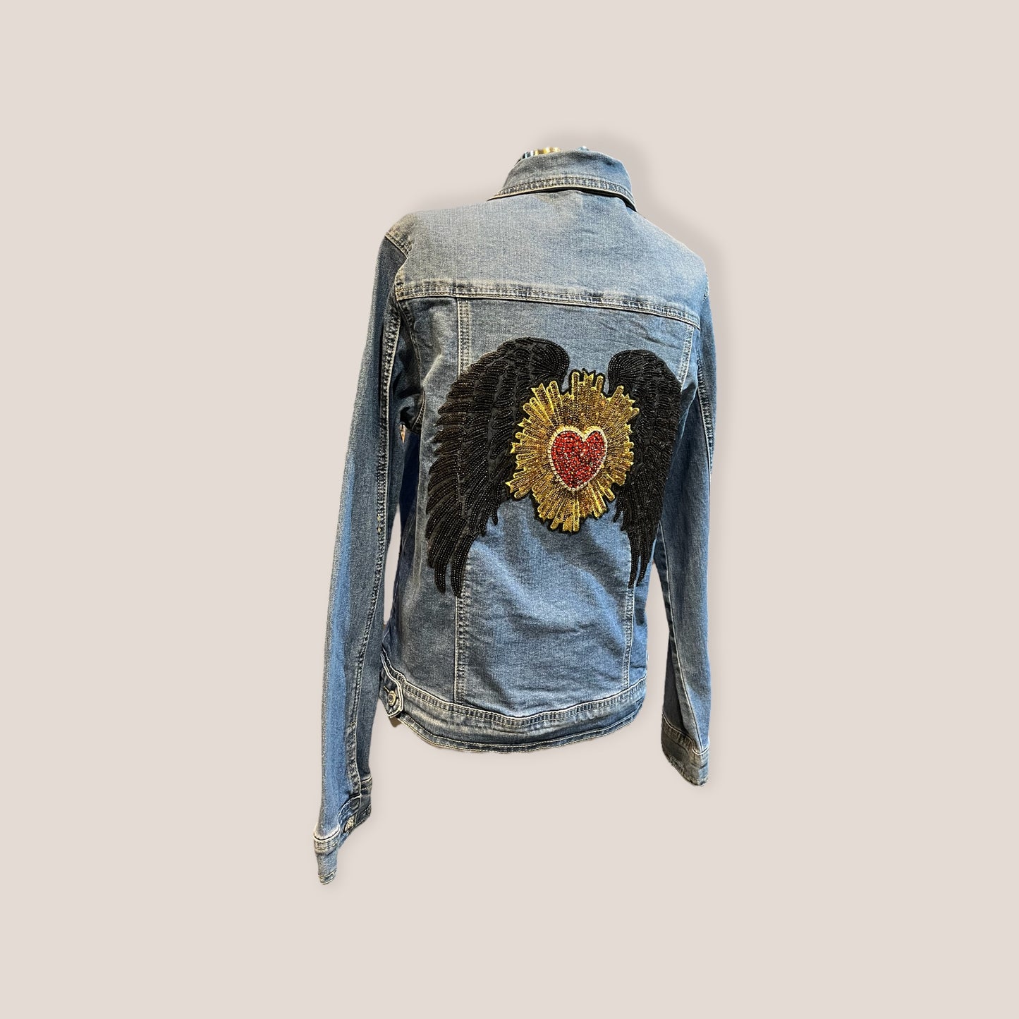 Chaqueta vaquera alas negras de lentejuelas y Corazón pedreria
