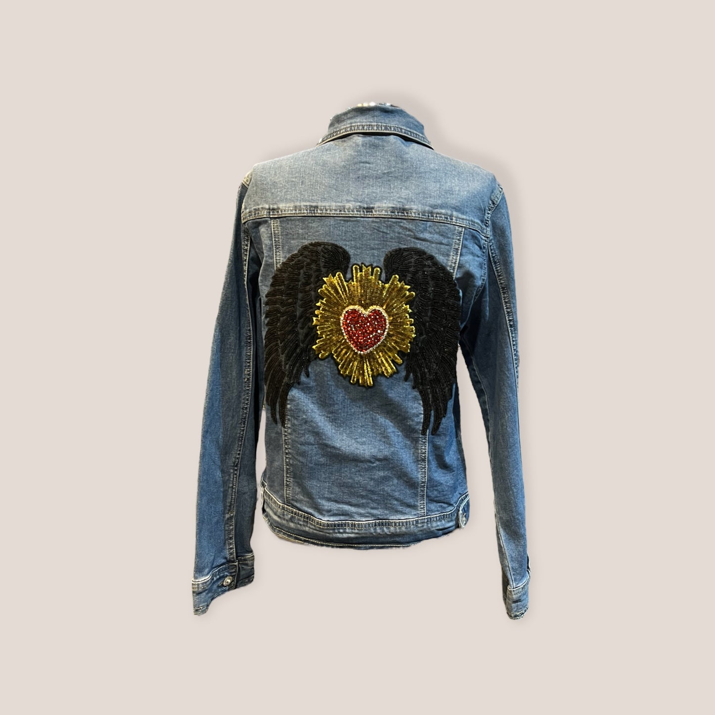 Chaqueta vaquera alas negras de lentejuelas y Corazón pedreria
