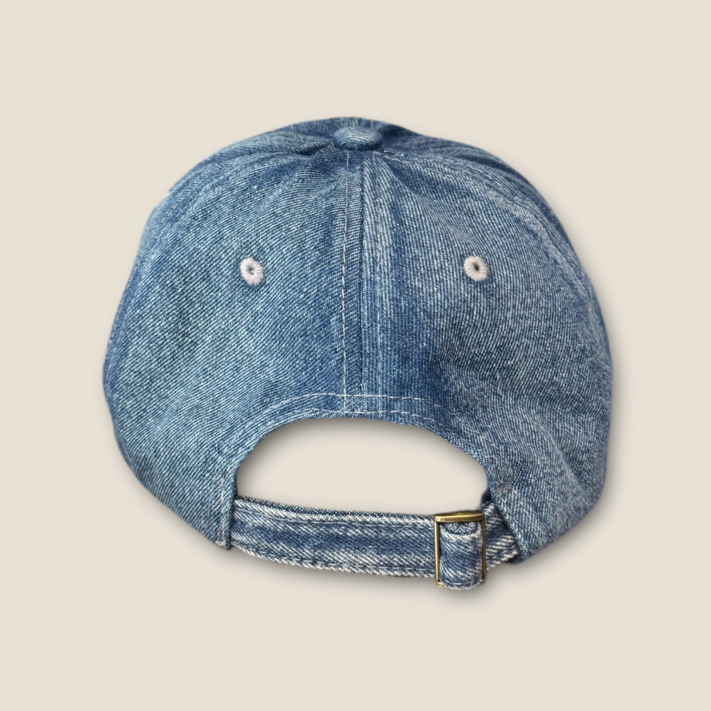 Gorra denim con alas de strass