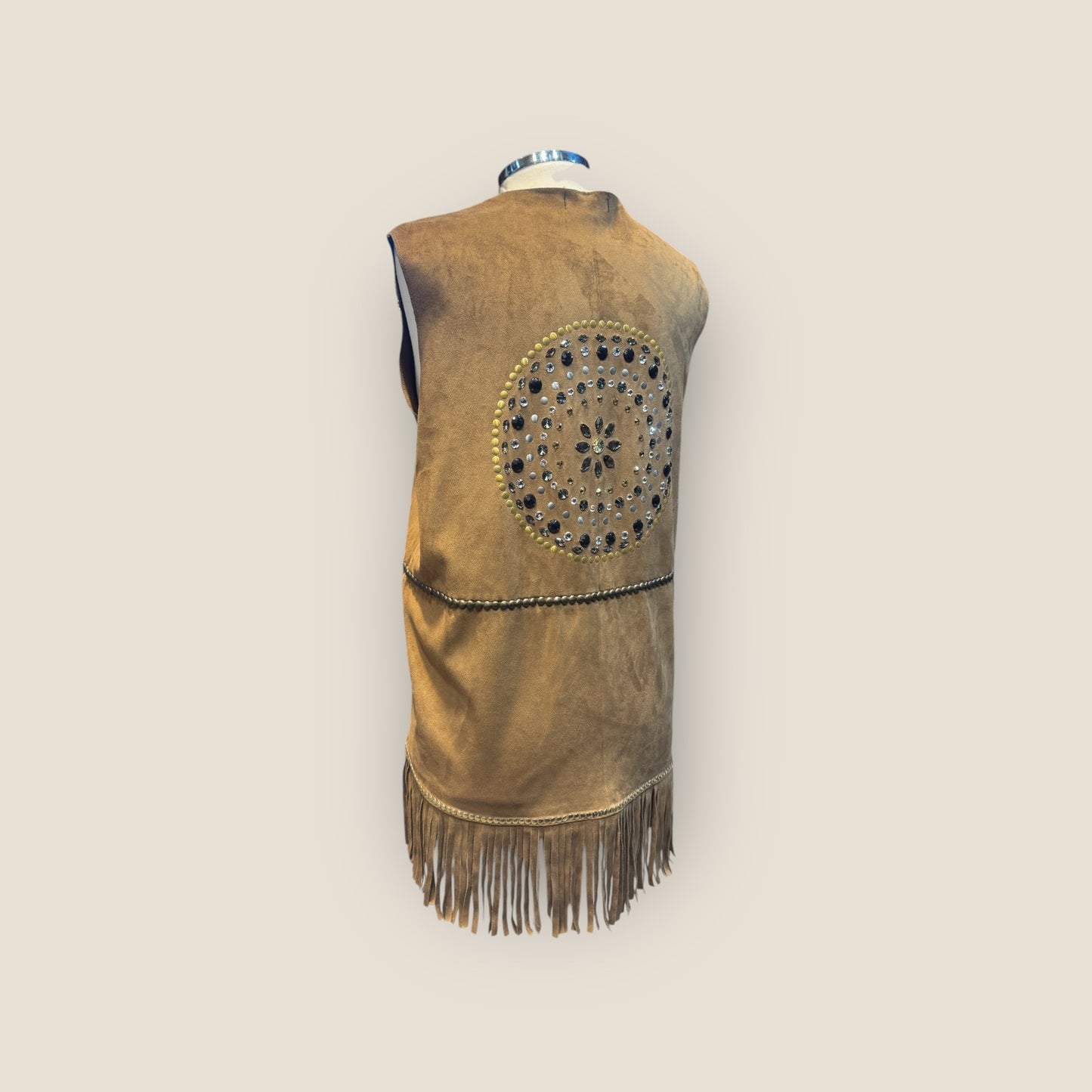 Chaleco de Ante Marrón con Mandala de Tachuelas y Flecos