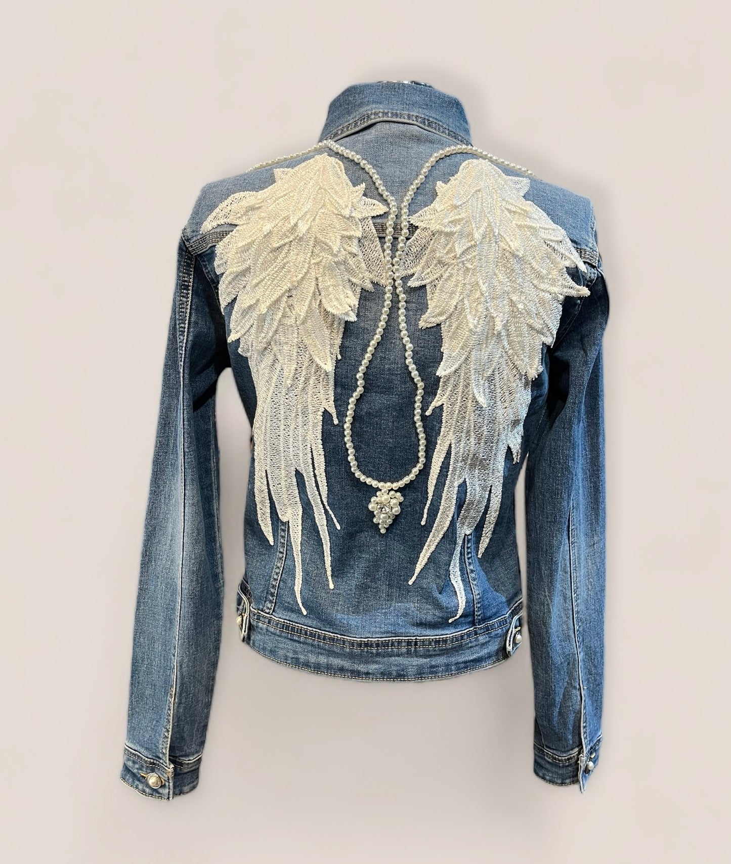 Chaqueta vaquera alas de ángel y perlas
