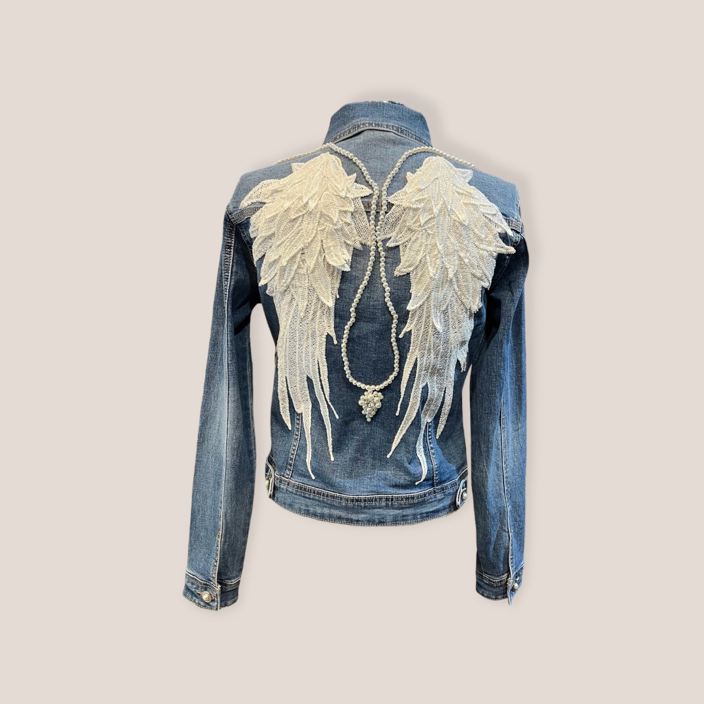Chaqueta vaquera alas de ángel y perlas