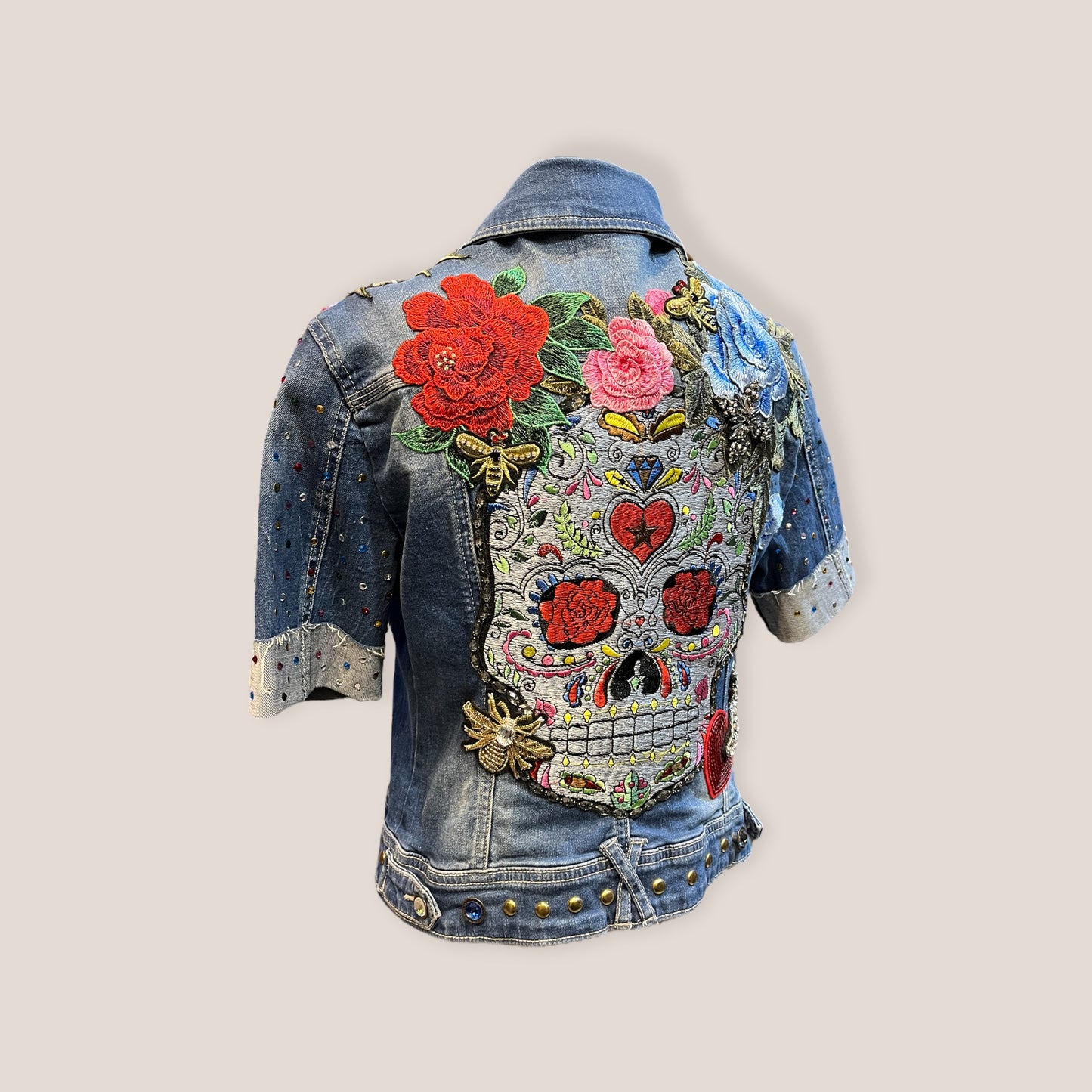 Chaqueta vaquera con calavera y gran cantidad de parches bordados y pedrería