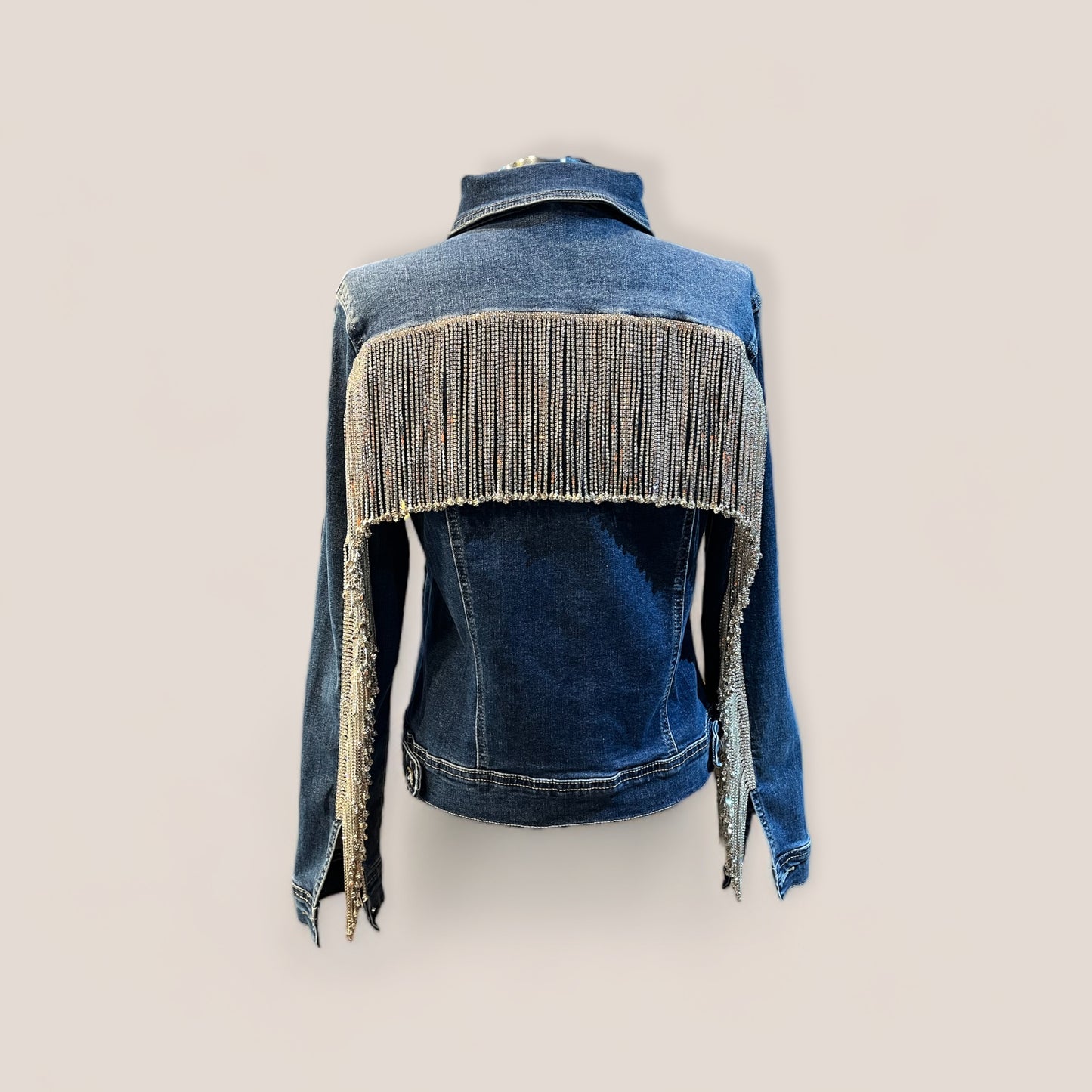Chaqueta vaquera con flecos largos de pedreria