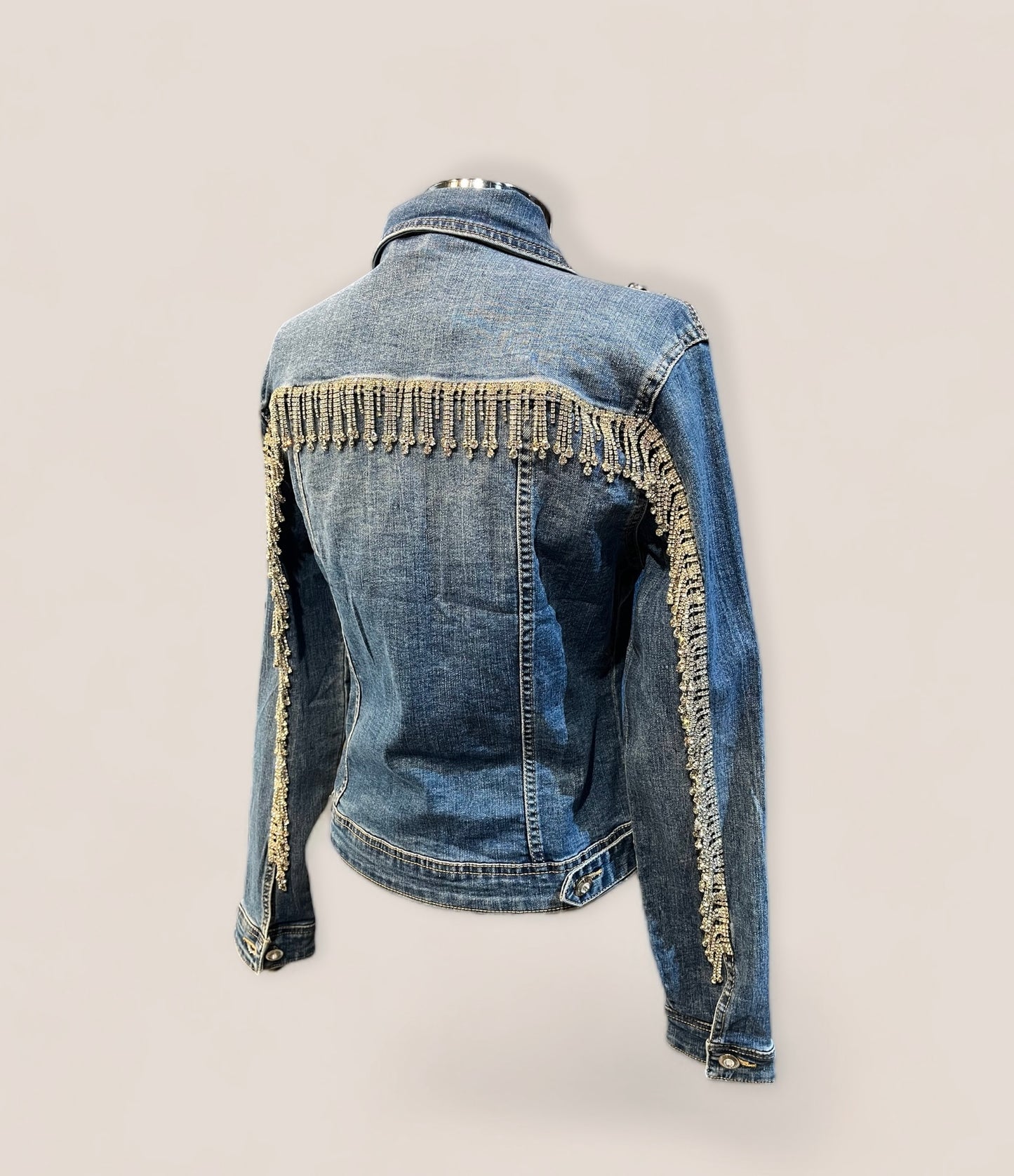 Chaqueta vaquera con flecos cortos de pedreria