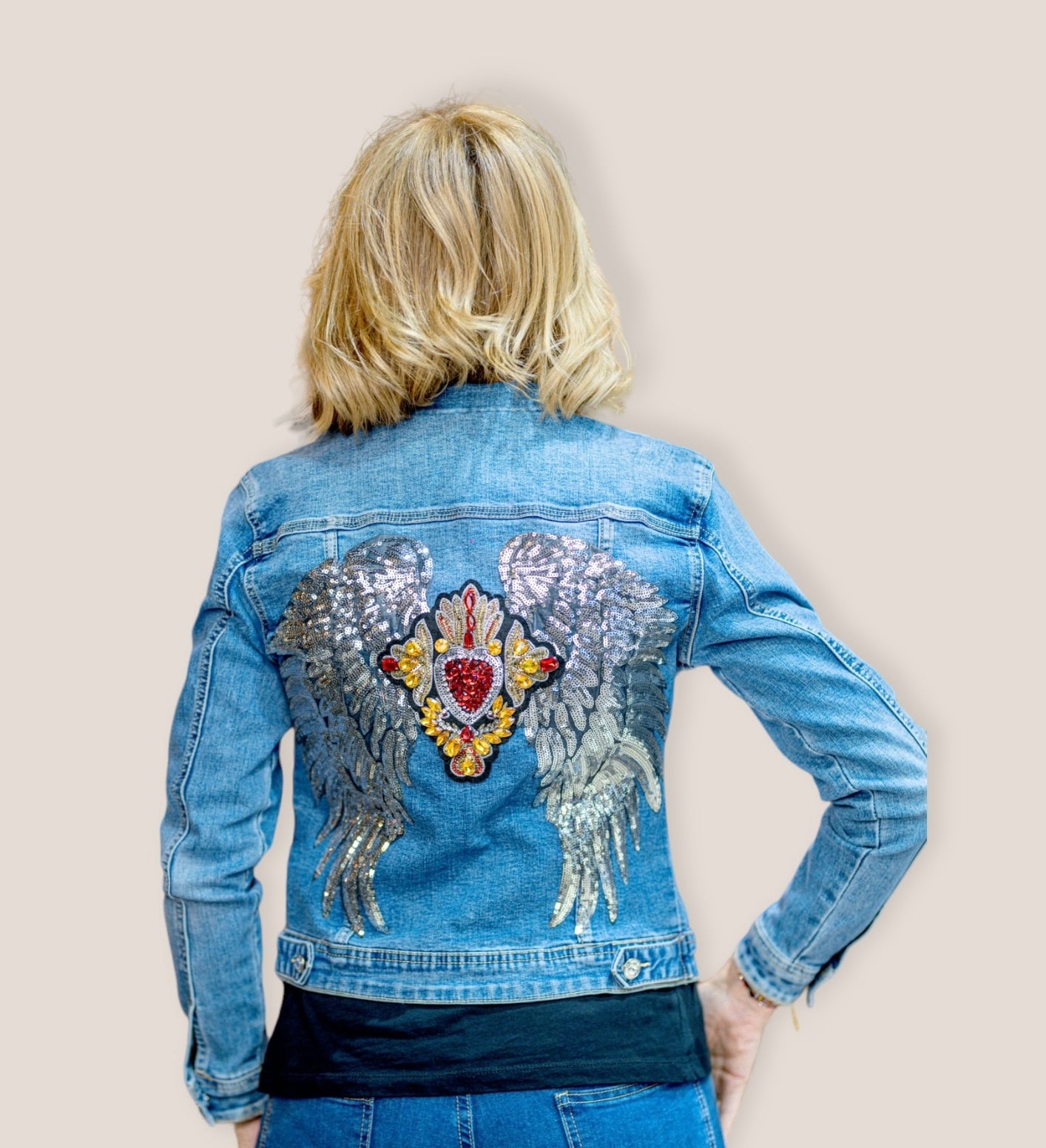 Chaqueta vaquera alas lentejuelas y Corazón pedreria