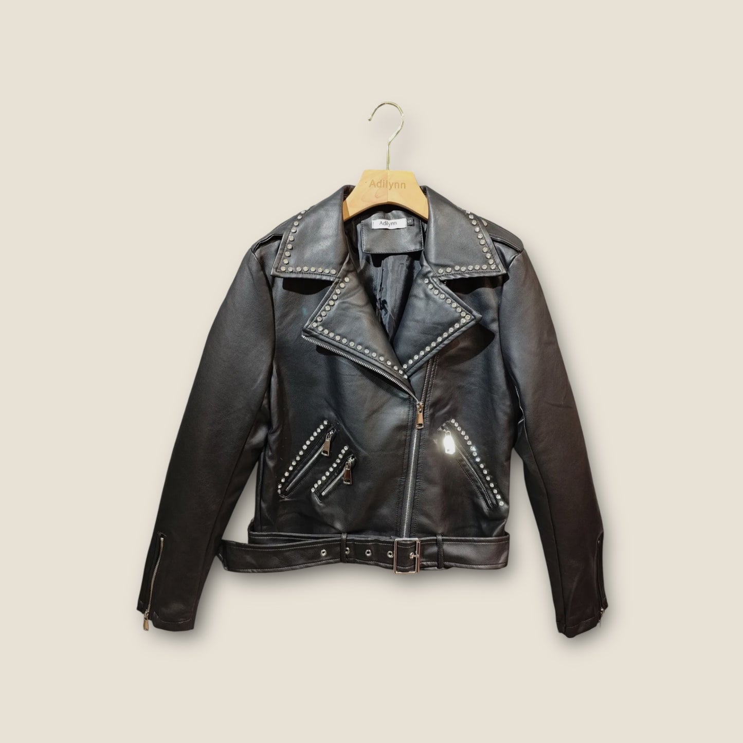 Chaqueta biker polipiel con remaches strass